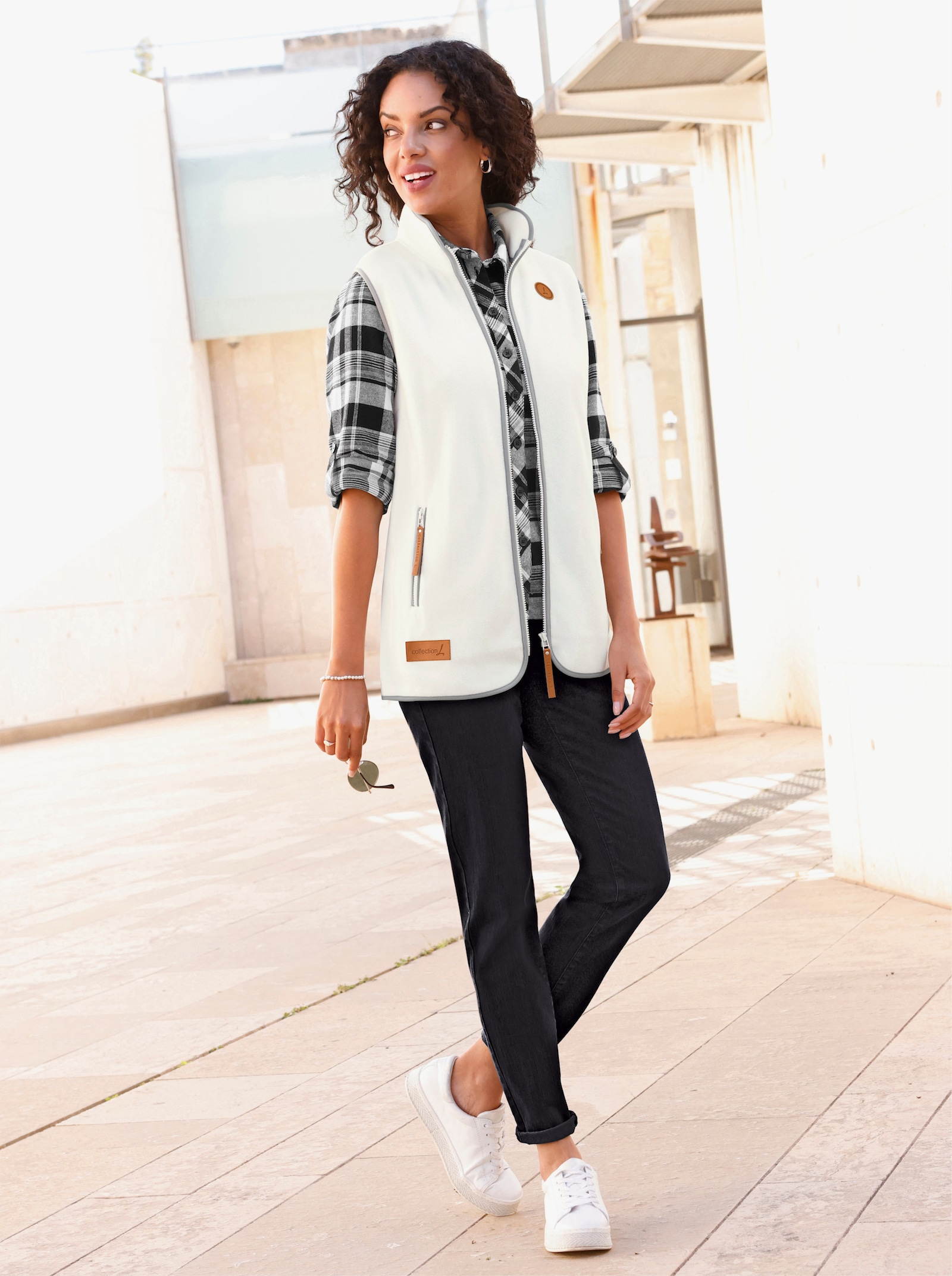 Fleeceweste mit Kontrastpaspeln - ecru