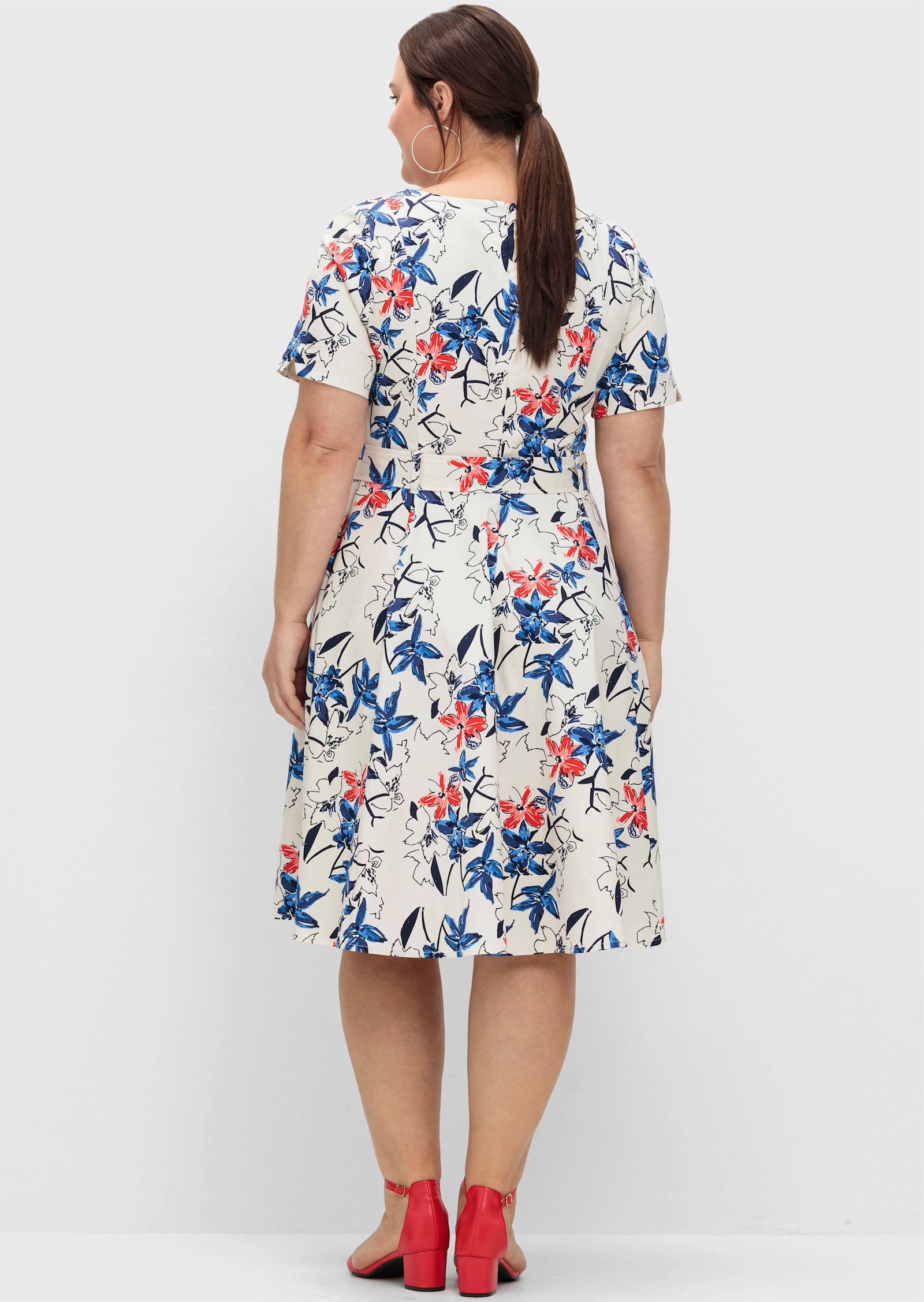 sheego Robe de cocktail avec imprimé floral et ceinture en tissu - couleur ivoire imprimé