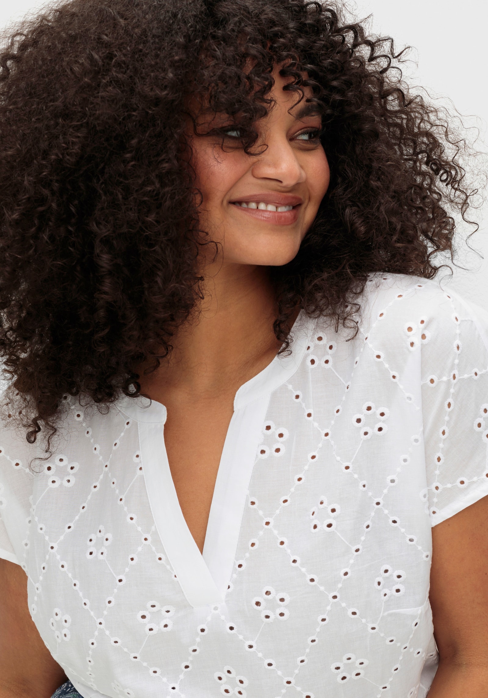 Schlupfbluse mit Lochstickerei - weiß