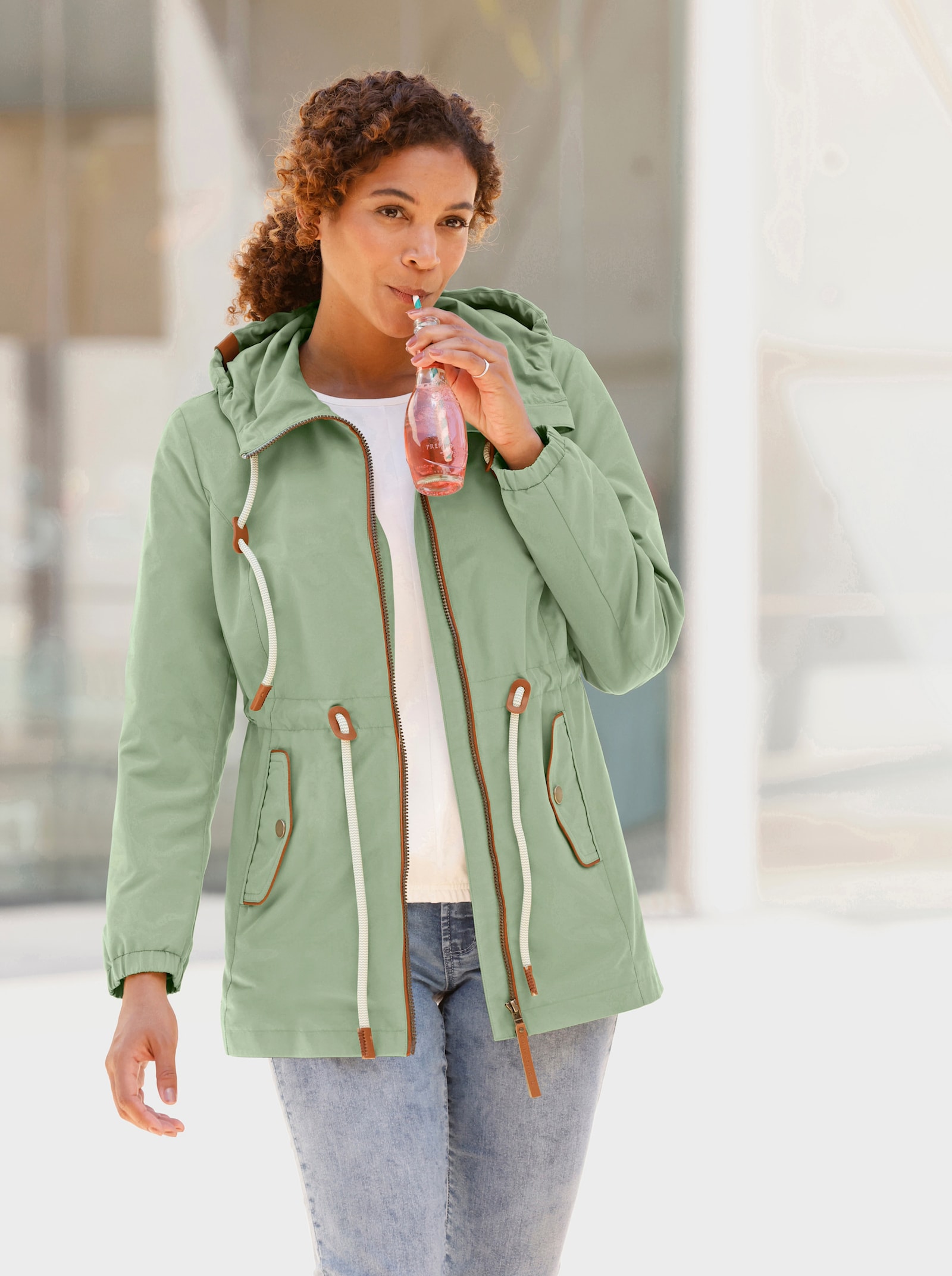 Microfaserjacke mit weitenverstellbarer Kapuze - eucalyptus