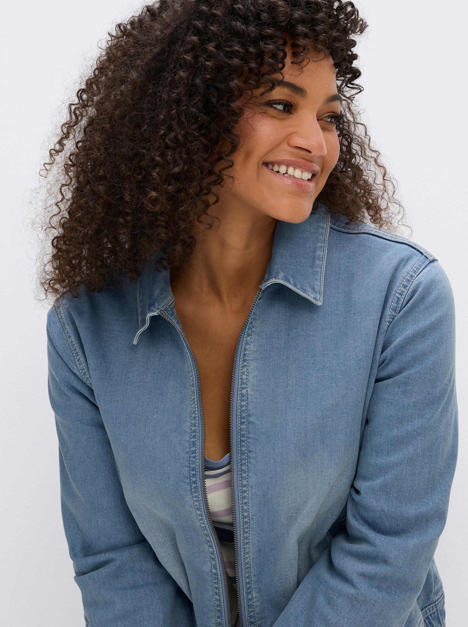 sheego Jeansjacke mit Used-Effekten - blue-bleached