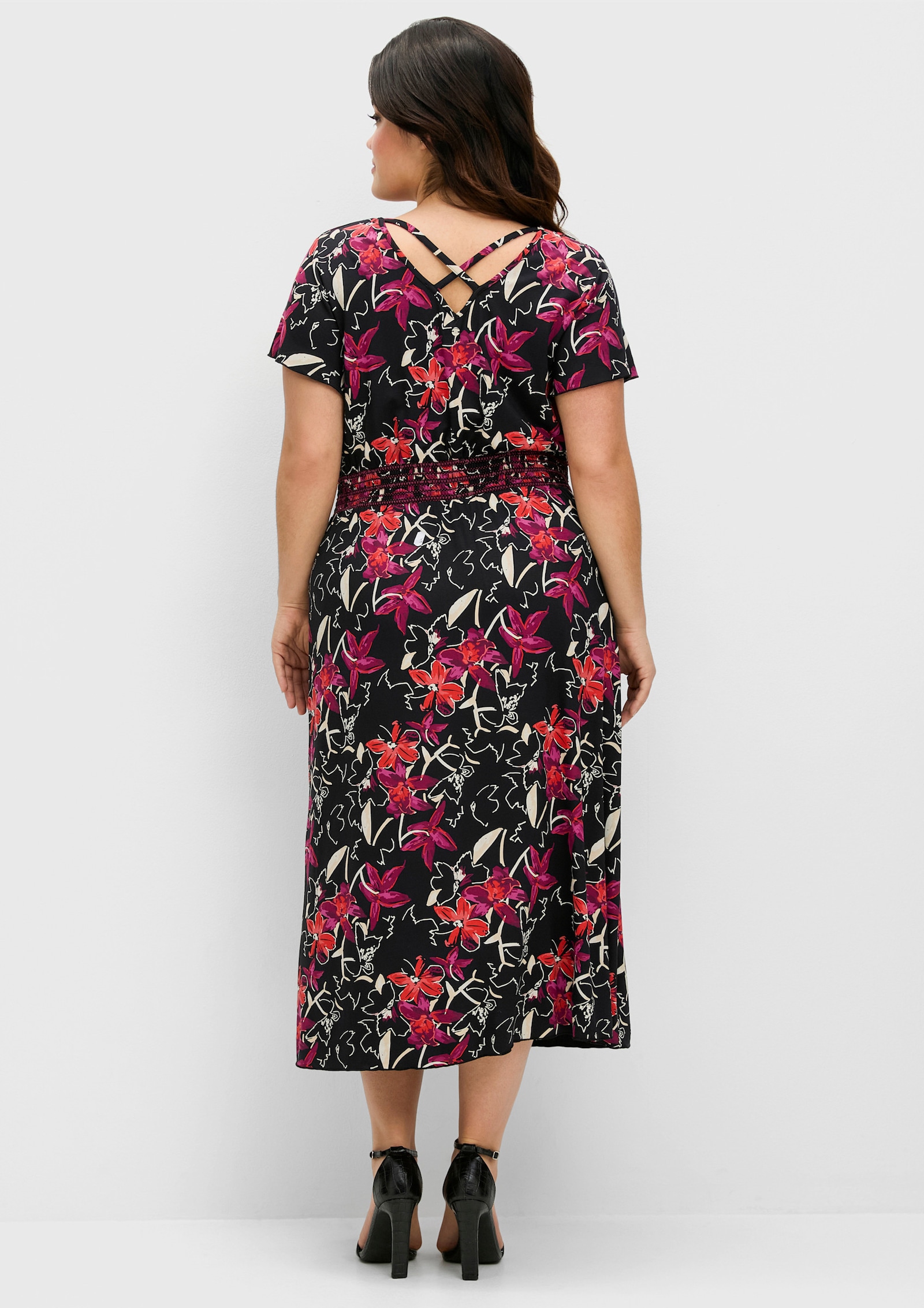 sheego Jerseykleid mit Zierbändern im Rücken. - schwarz bedruckt