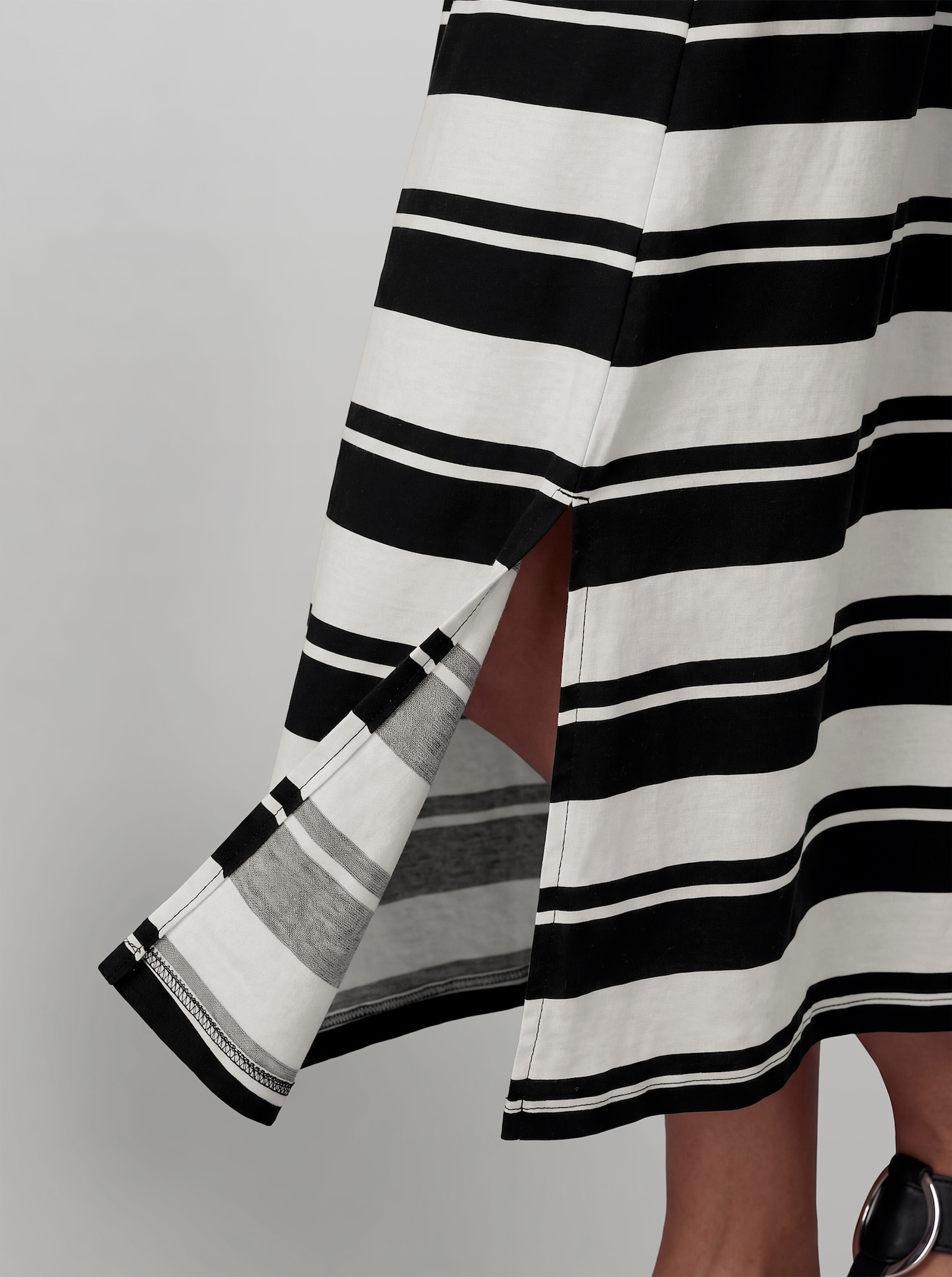 heine Jerseykleid mit Schlitz - schwarz-ecru-gestreift
