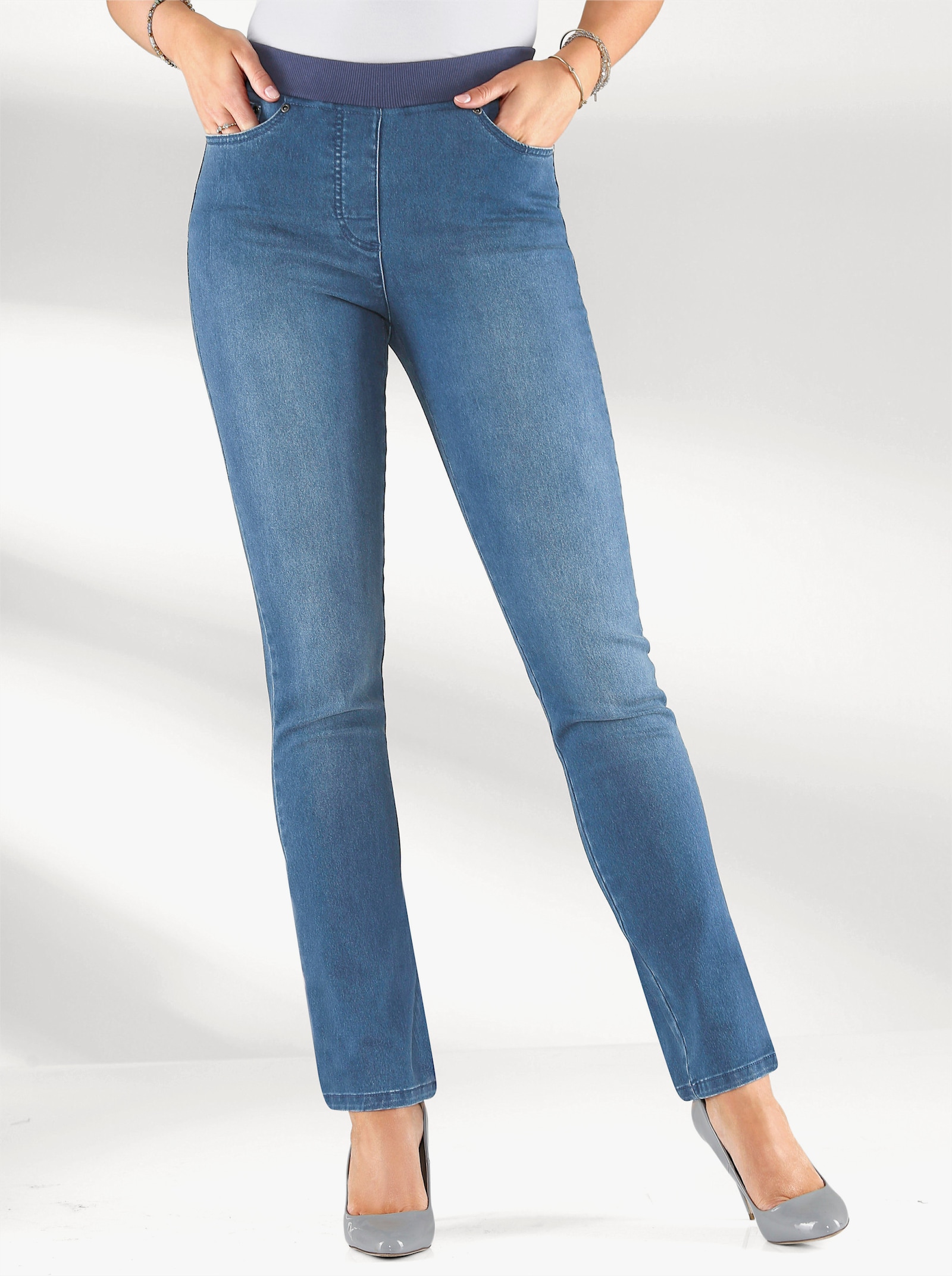 Schlupfjeans mit geripptem Strick-Dehnbund - blue-bleached