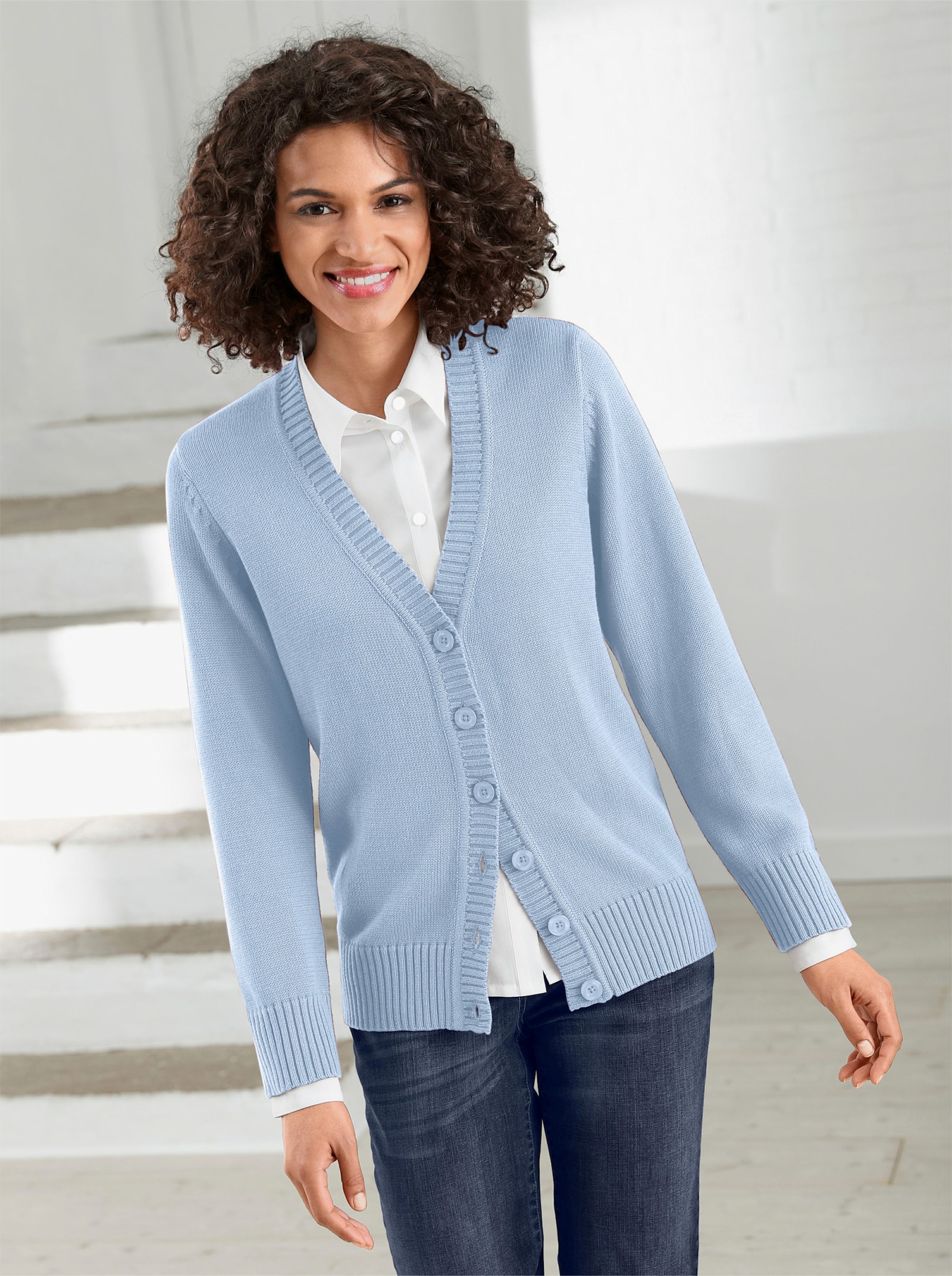 Strickjacke mit farblich abgestimmten Knöpfen - eisblau