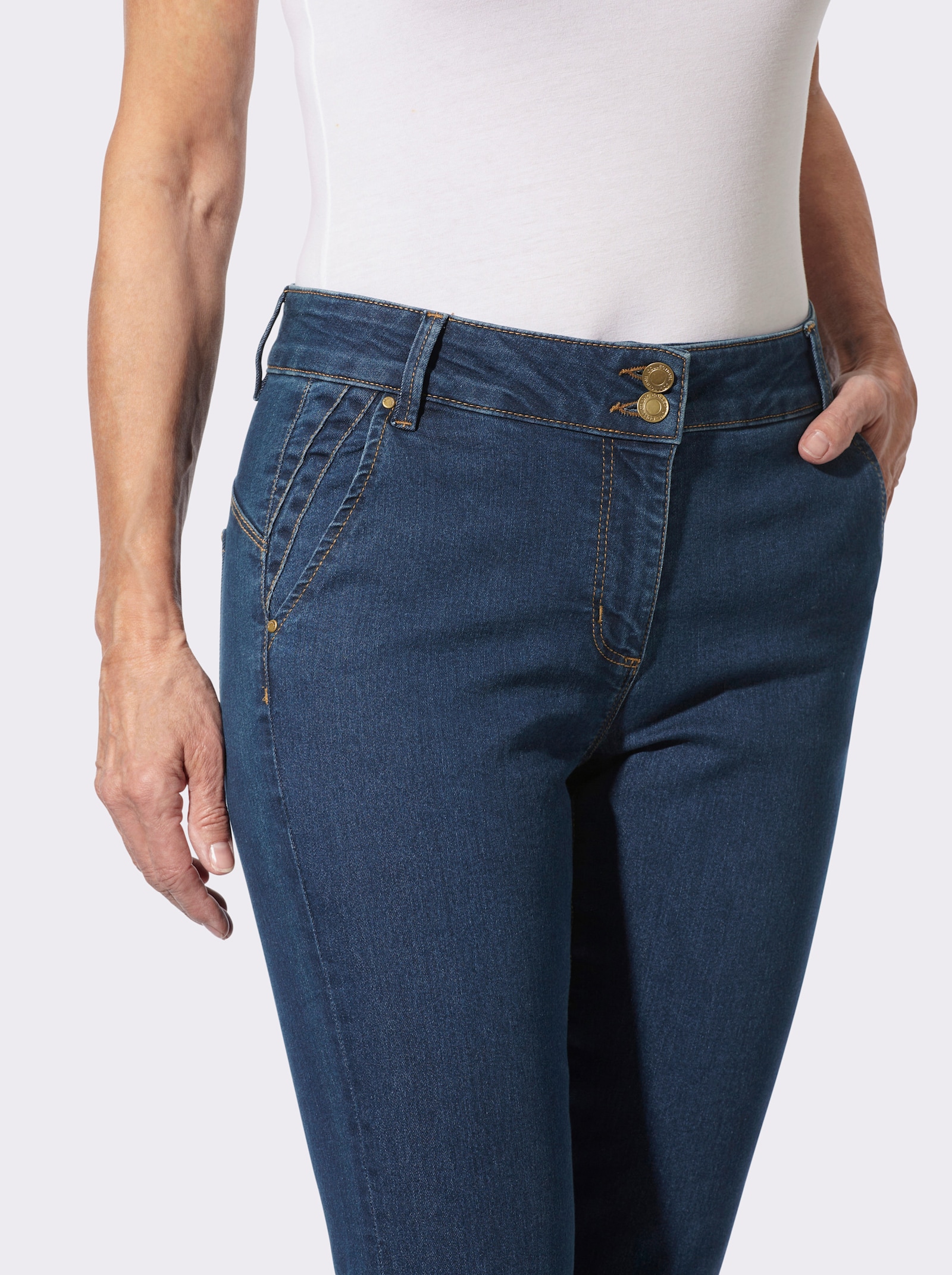 Jeans mit kontrastfarbigen Ziernähten - blue-stone-washed