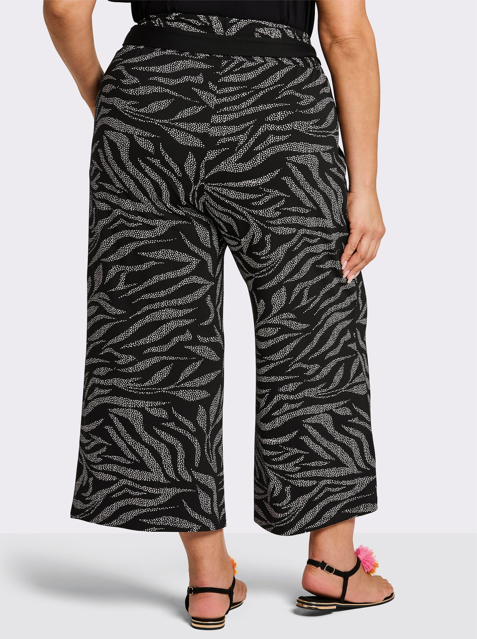 sheego Culotte mit Blätterprint und Bindegürtel - schwarz-ecru-bedruckt