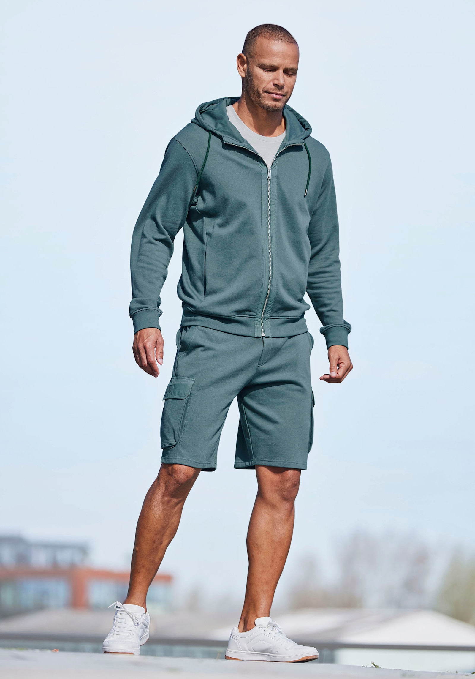 AUTHENTIC LE JOGGER Sweatshorts - grün