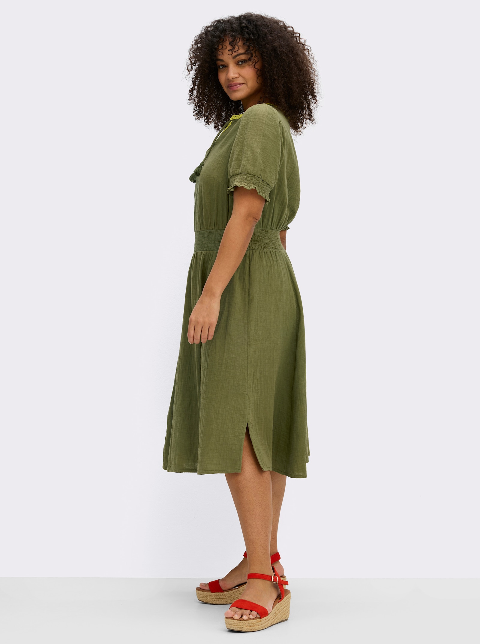 sheego Tunikakleid mit V-Ausschnitt und Bindebändern - oliv-limone