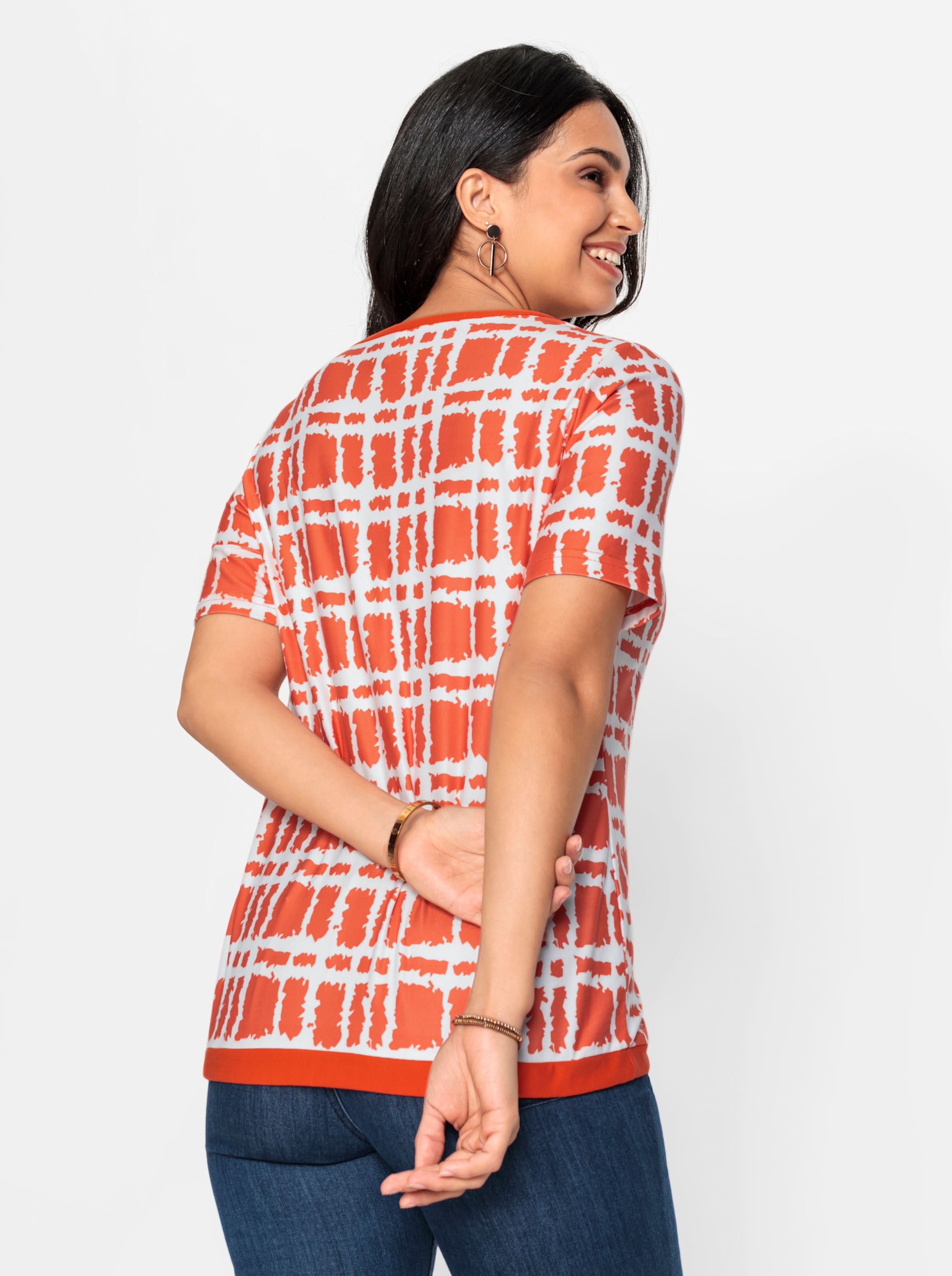 an inch günstig Kaufen-Shirt in orange-ecru-bedruckt von heine. Shirt in orange-ecru-bedruckt von heine <![CDATA[Angesagtes Grafik-Muster auf wunderbar weicher Qualität: Wir lieben dieses Shirt! U-Boot-Ausschnitt mit Glitzersteinchen. Vorteilhafter Tunnelzug mit Bindebändern 
