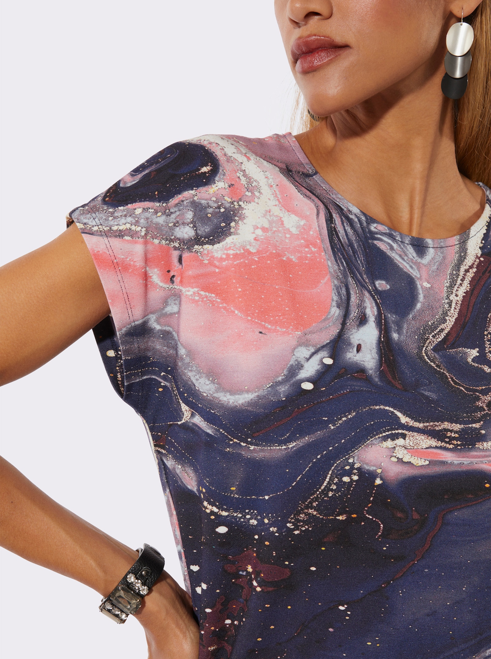 Kurzarmshirt mit überschnittenen Schultern - marine-koralle-bedruckt