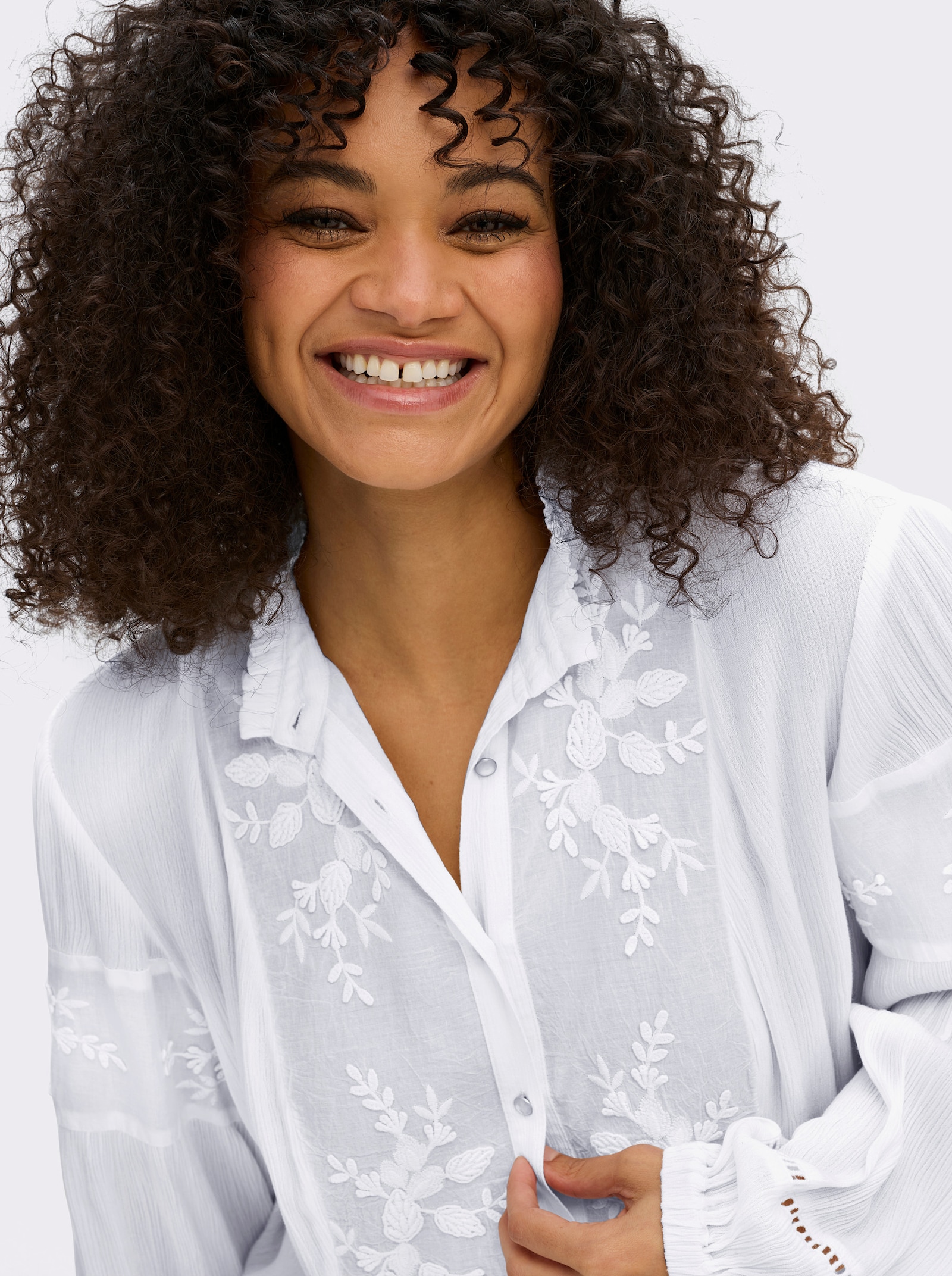 sheego by Joe Browns Bluse mit Stehkragen und Blüten-Stickereien - weiß