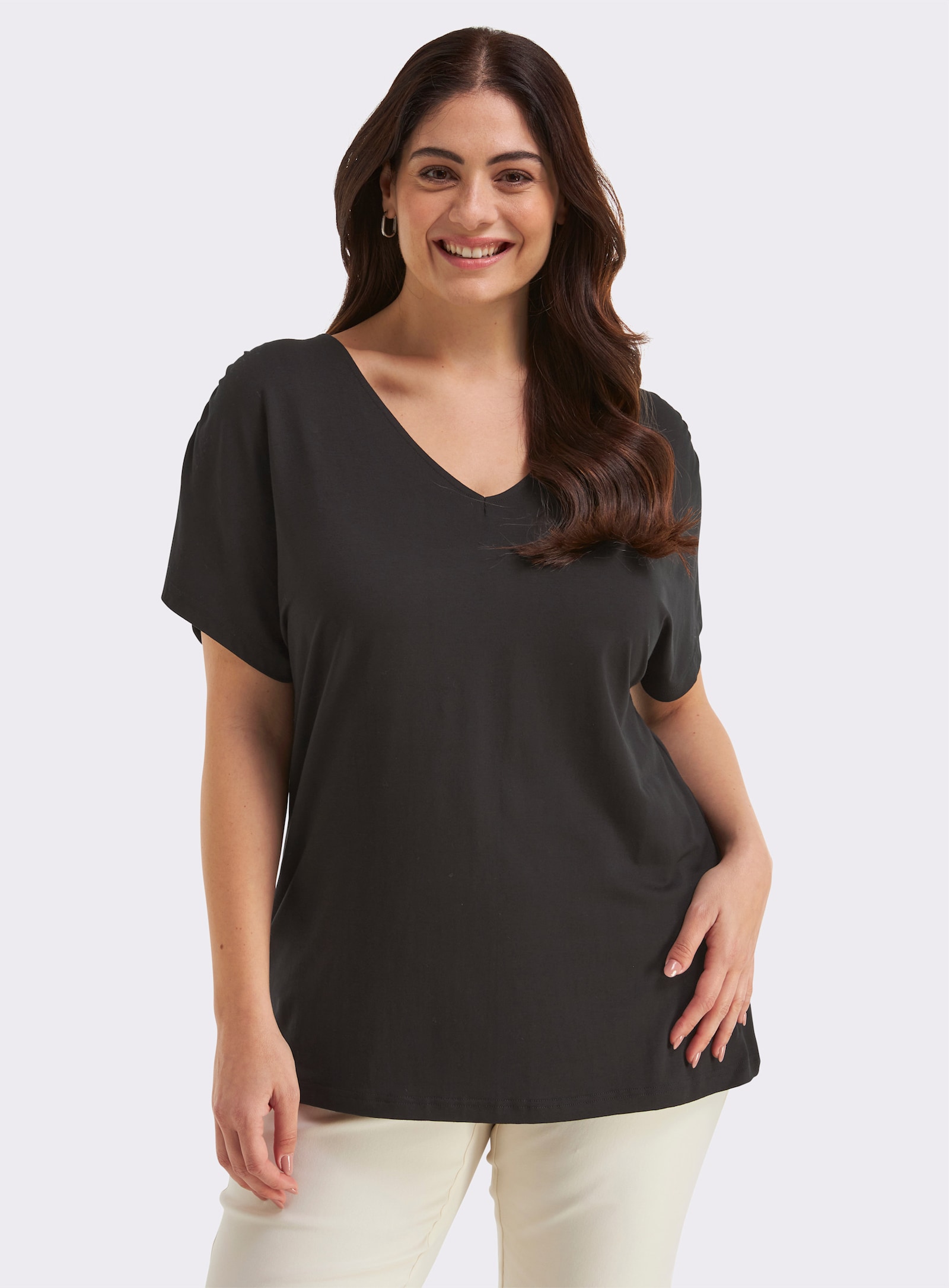 sheego V-Shirt mit Raffungen an der Schulternaht - schwarz