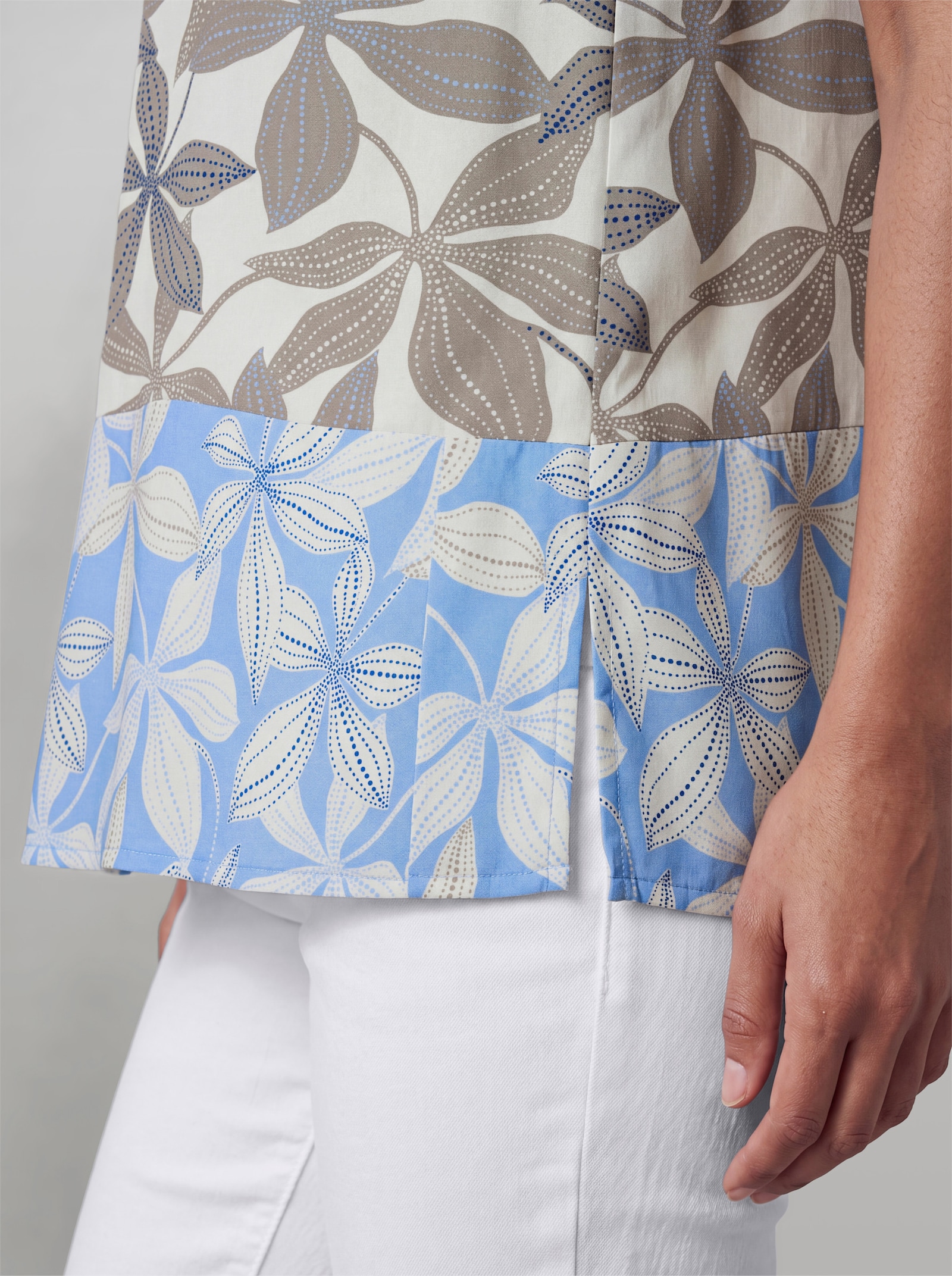 heine Druckbluse mit Seitenschlitzen - taupe-himmelblau-bedruckt
