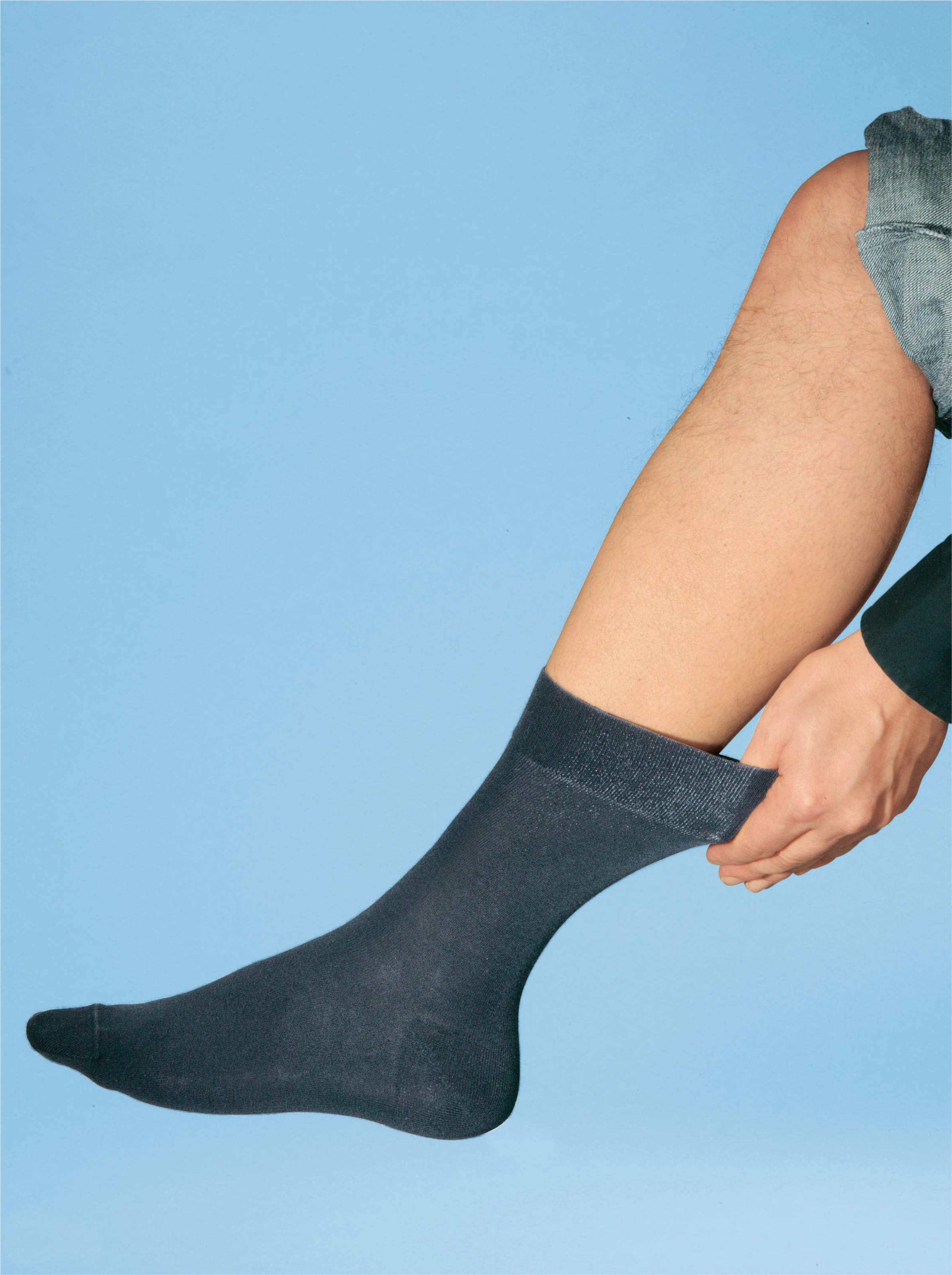 Schaft günstig Kaufen-Socken in anthrazit von Rogo. Socken in anthrazit von Rogo <![CDATA[Socken mit extra weitem Schaft ohne Gummifäden.]]>. 