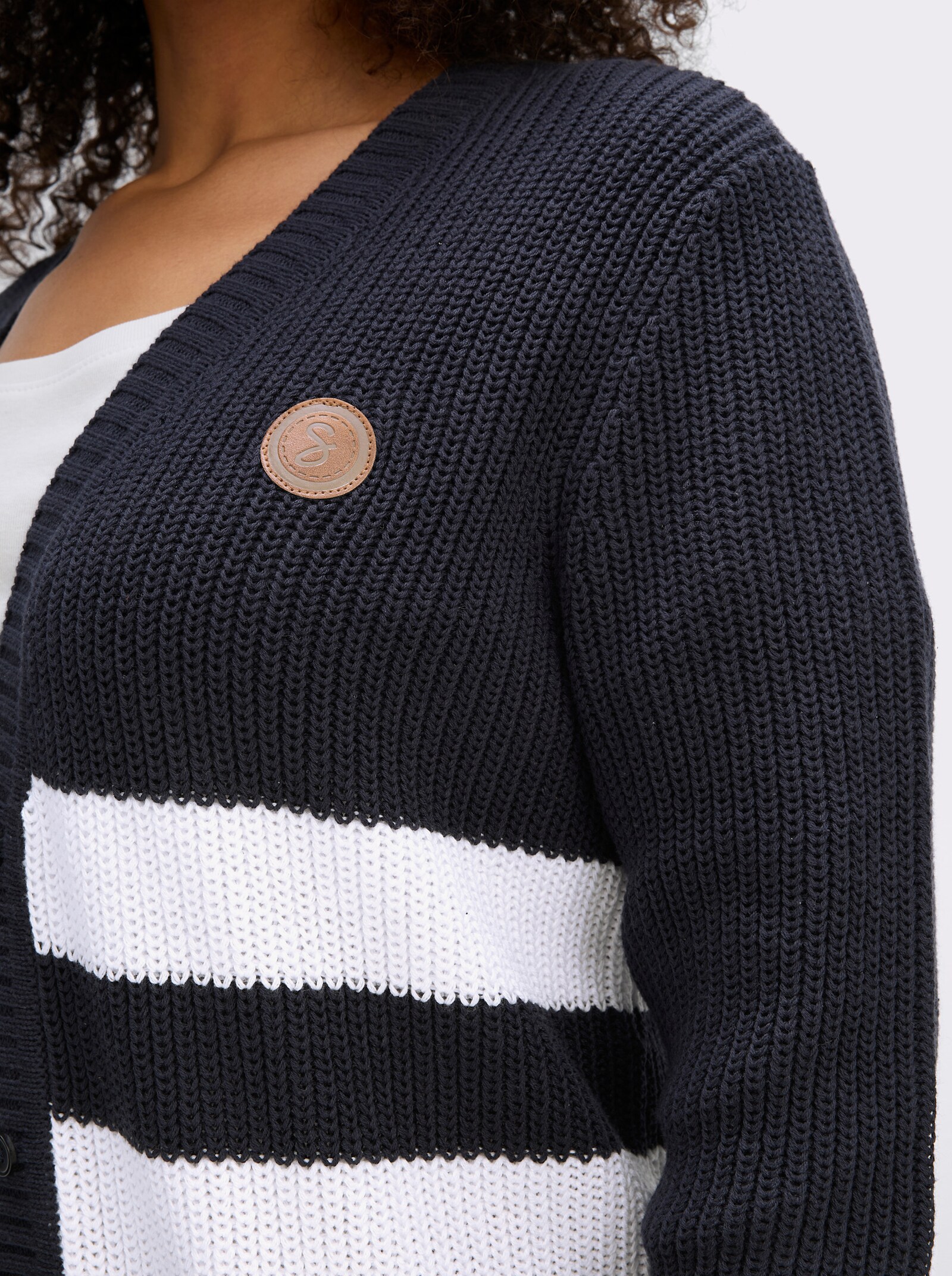 sheego Strickjacke mit Kontraststreifen - tiefblau-ecru-geringelt