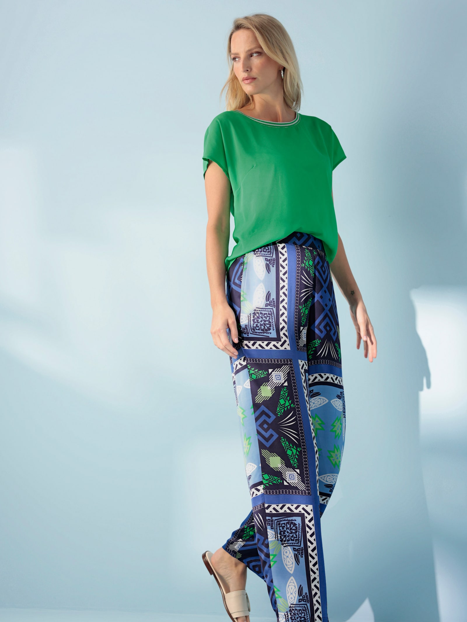 heine Pantalon imprimé aux jambes larges - vert herbe-bleu roi imprimé