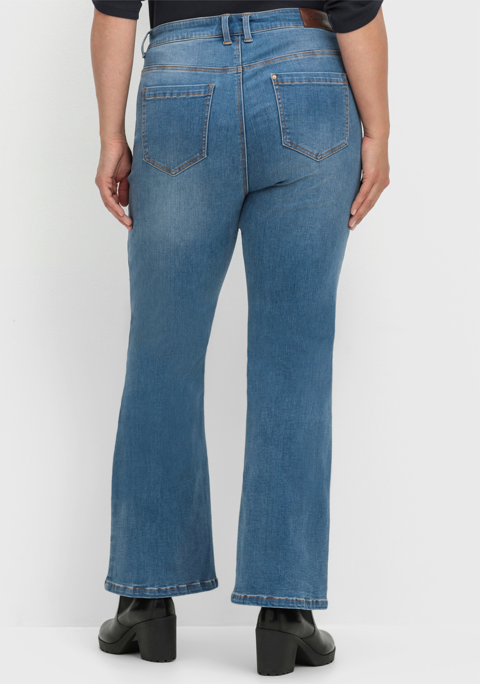 sheego Jean avec effet sculptant, bootcut - bleu denim