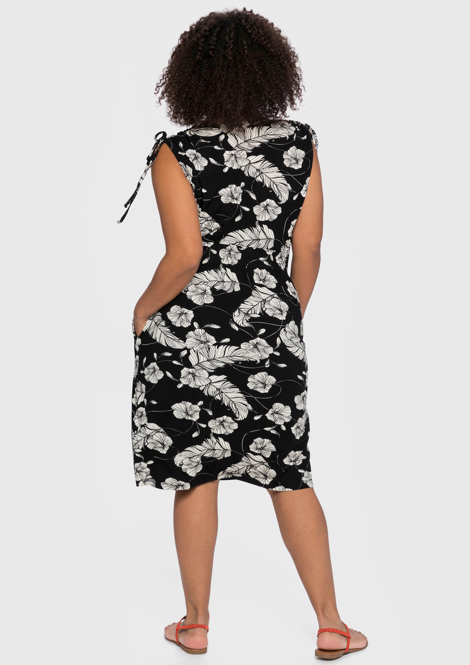 sheego Strandkleid mit Blumenprint, in Wickeloptik - schwarz-weiß
