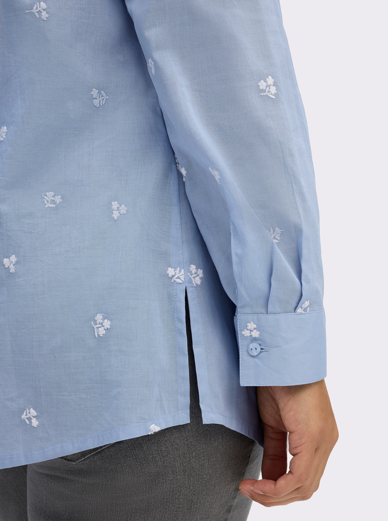 sheego Hemdbluse mit Blütenstickereien - bleu