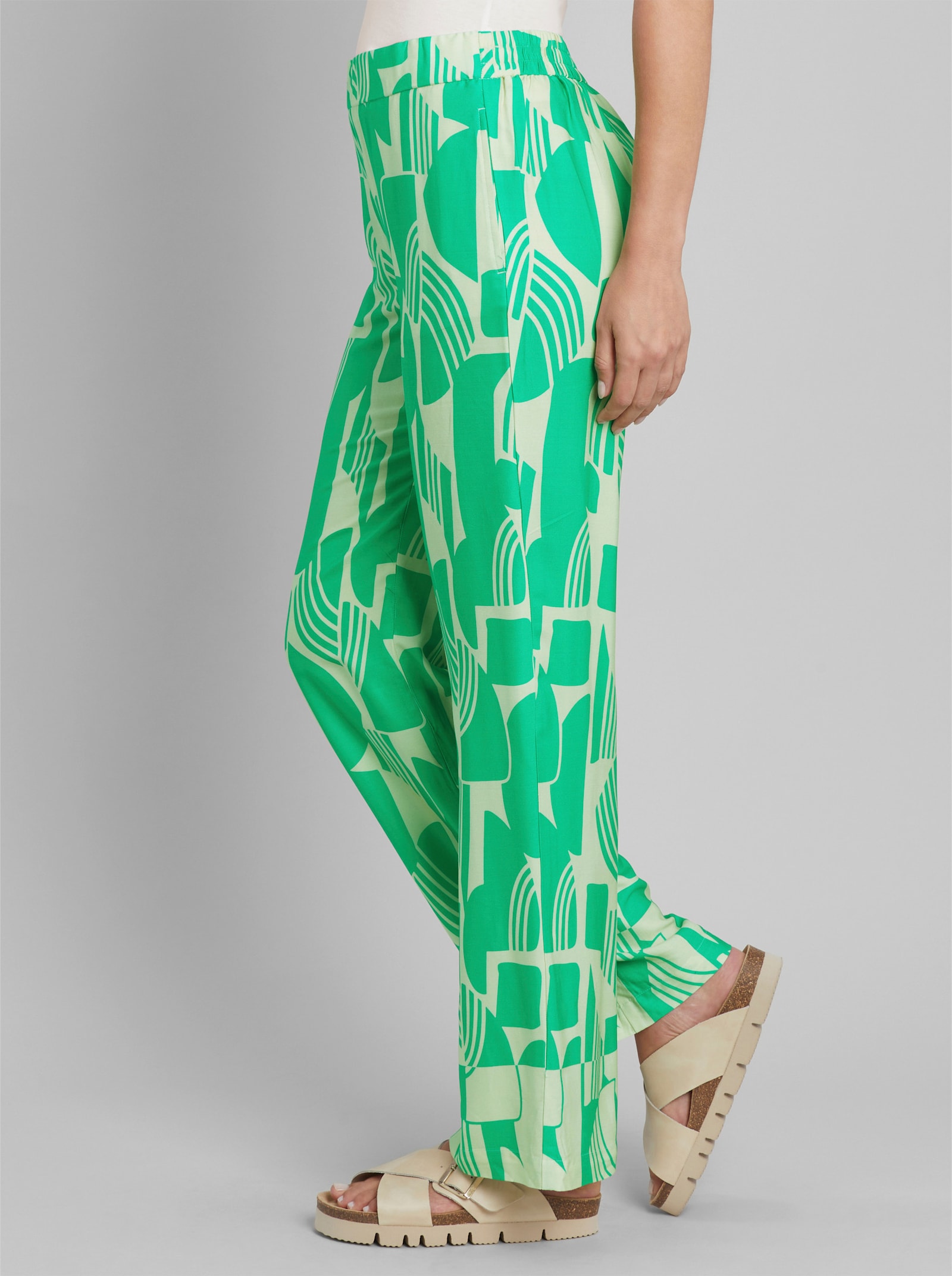 heine Schlupfhose mit Grafik-Dessin - grasgrün-sand-bedruckt
