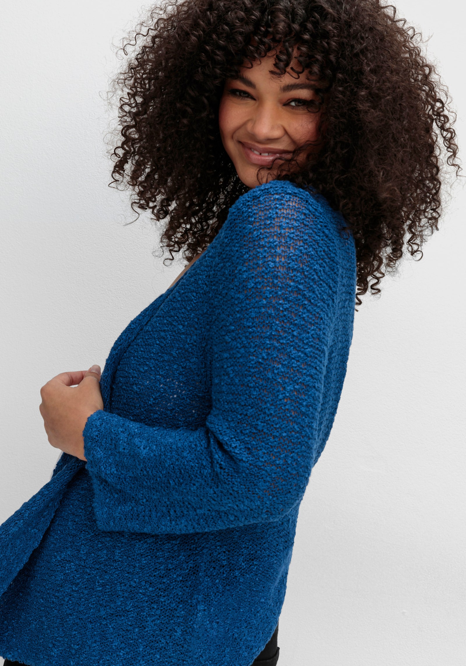 sheego by Joe Browns Strickjacke im Häkel-Look, mit Zipfelsaum - blaubeere