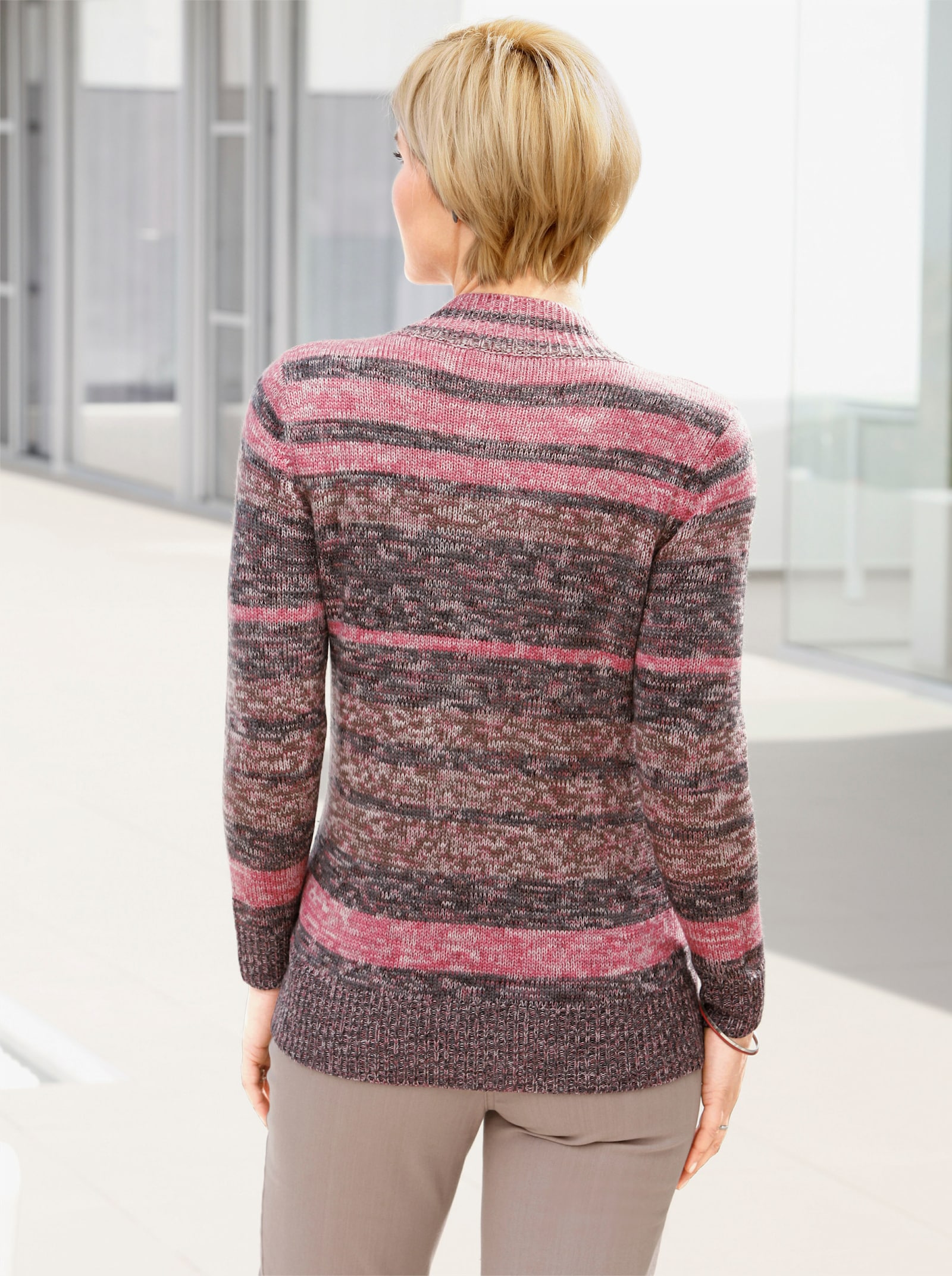 V-Ausschnitt-Pullover aus Melangegarn - lachs-anthrazit-geringelt