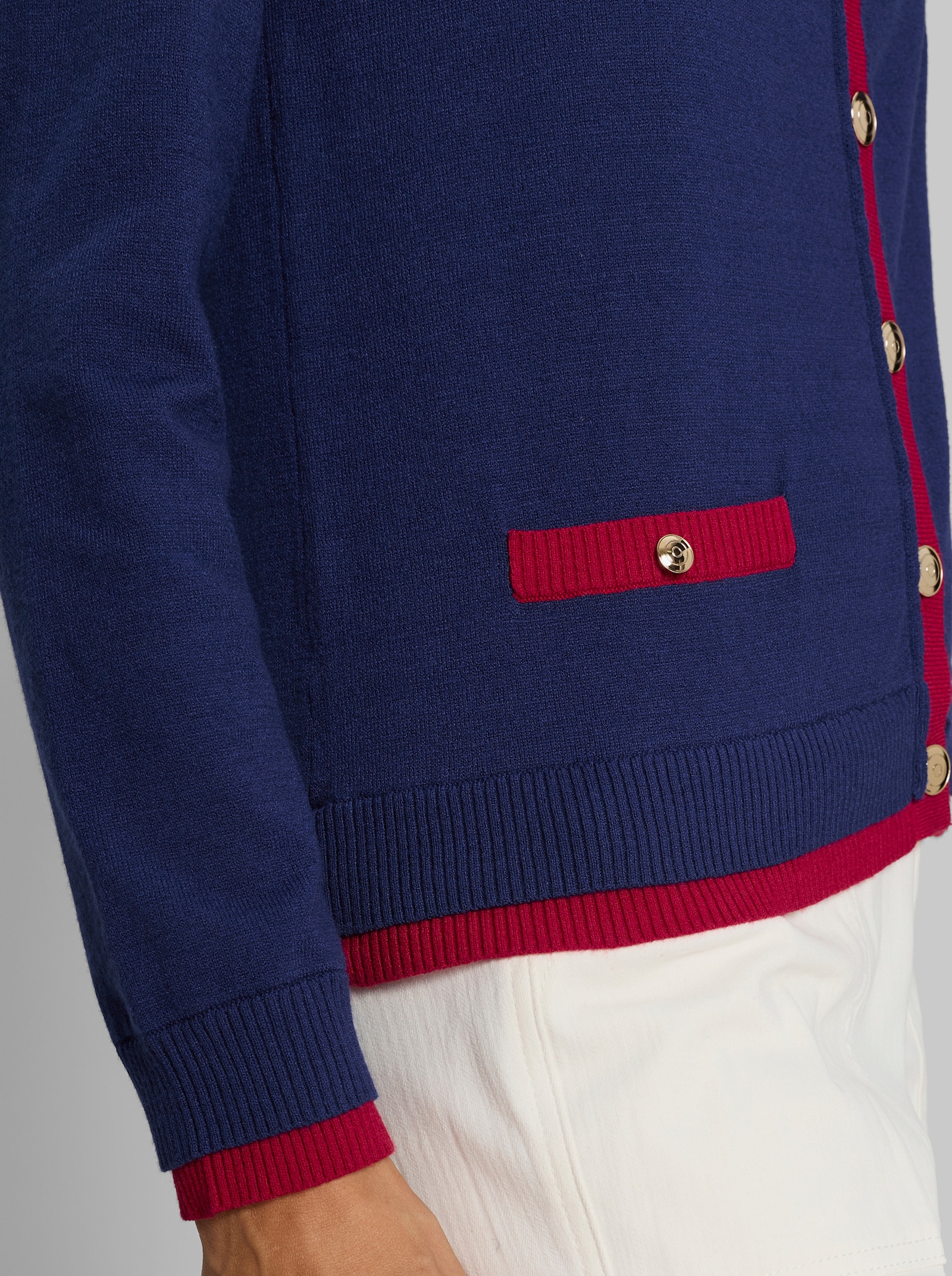 heine Strickjacke mit goldfarbenen Knöpfen - royalblau-rot