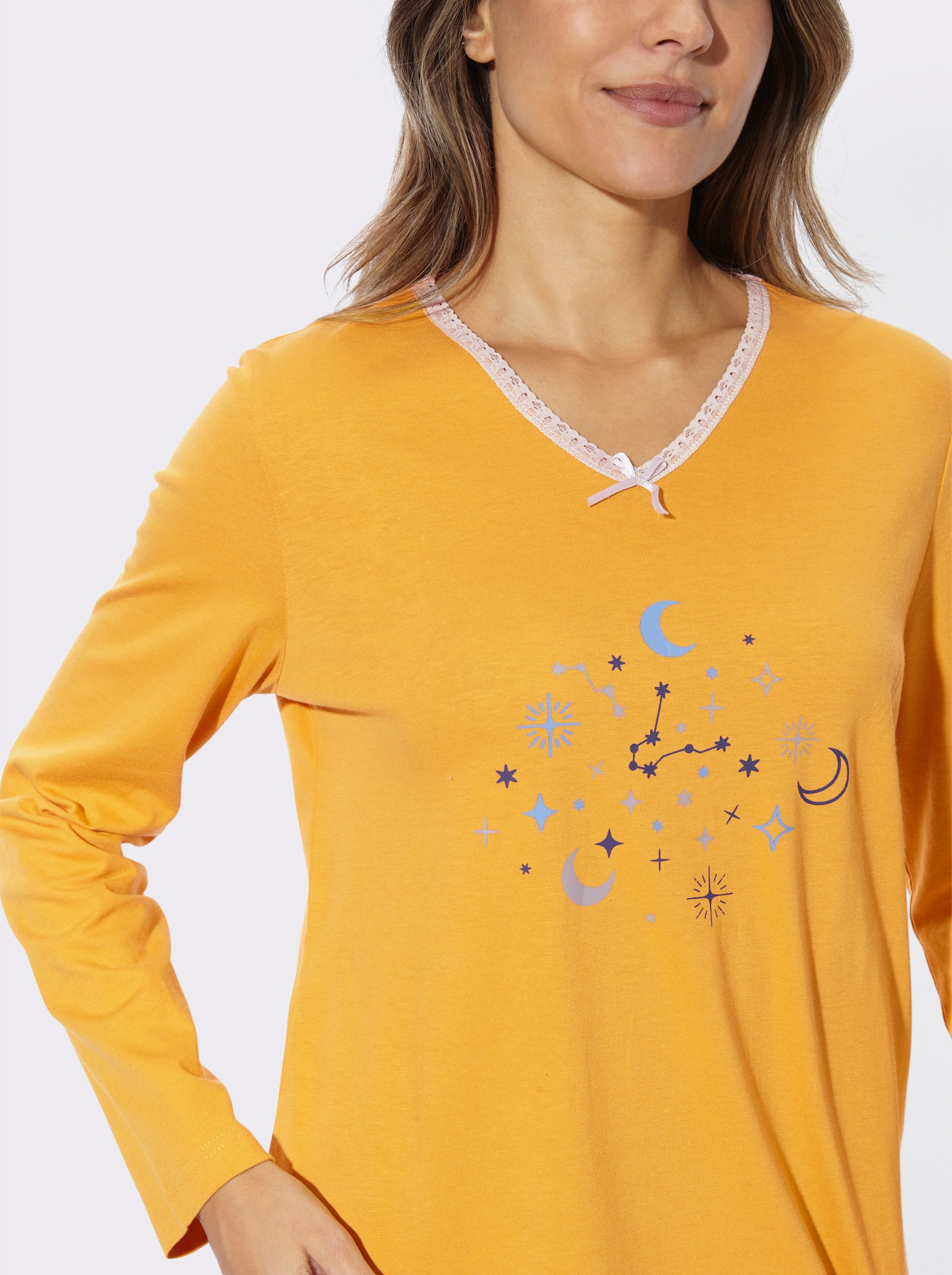 Schlafanzug mit Spitze am Ausschnitt - ocker-marine-bedruckt