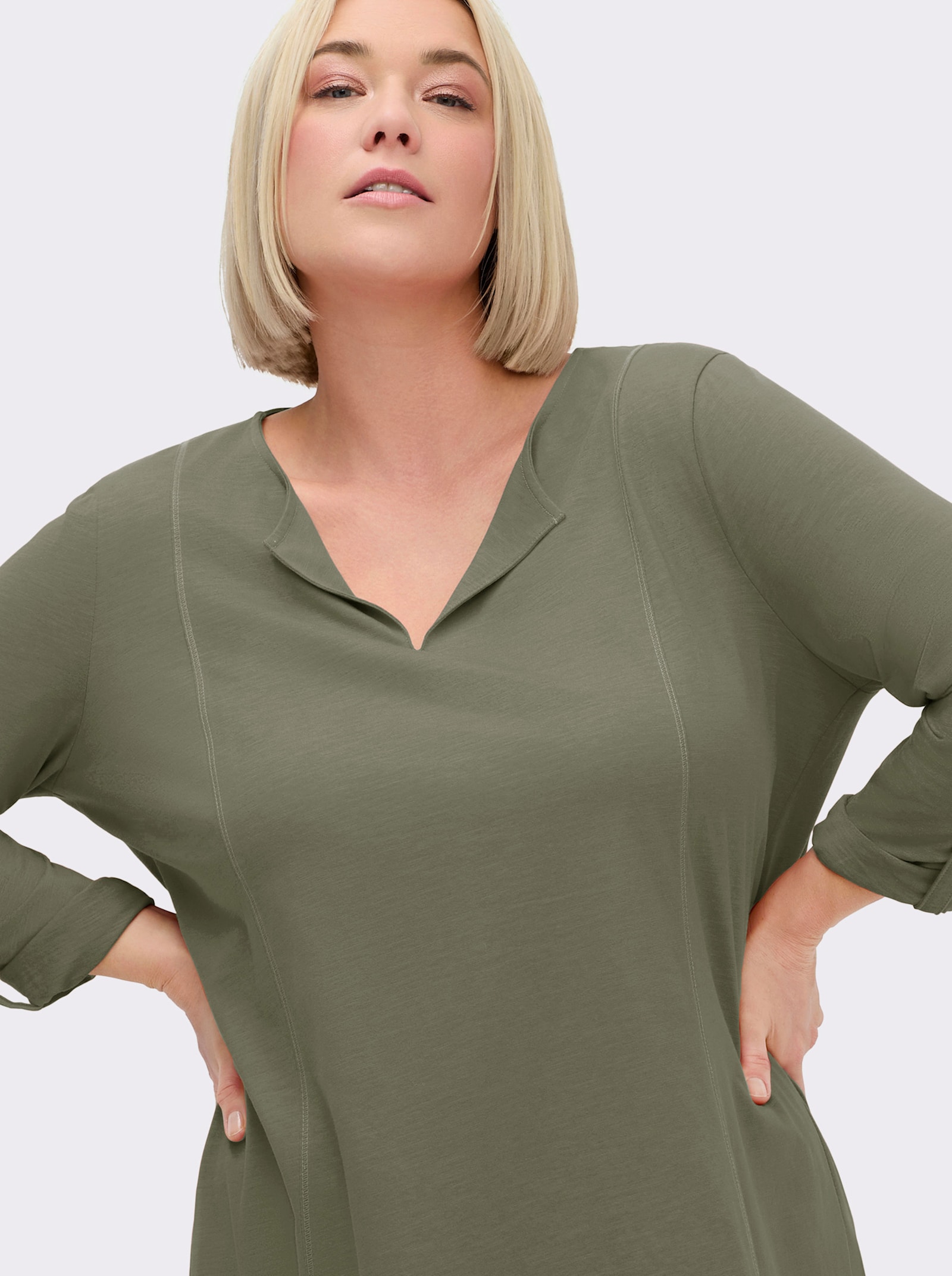 sheego Lang shirt met V-split en opstroopbare mouw - kaki