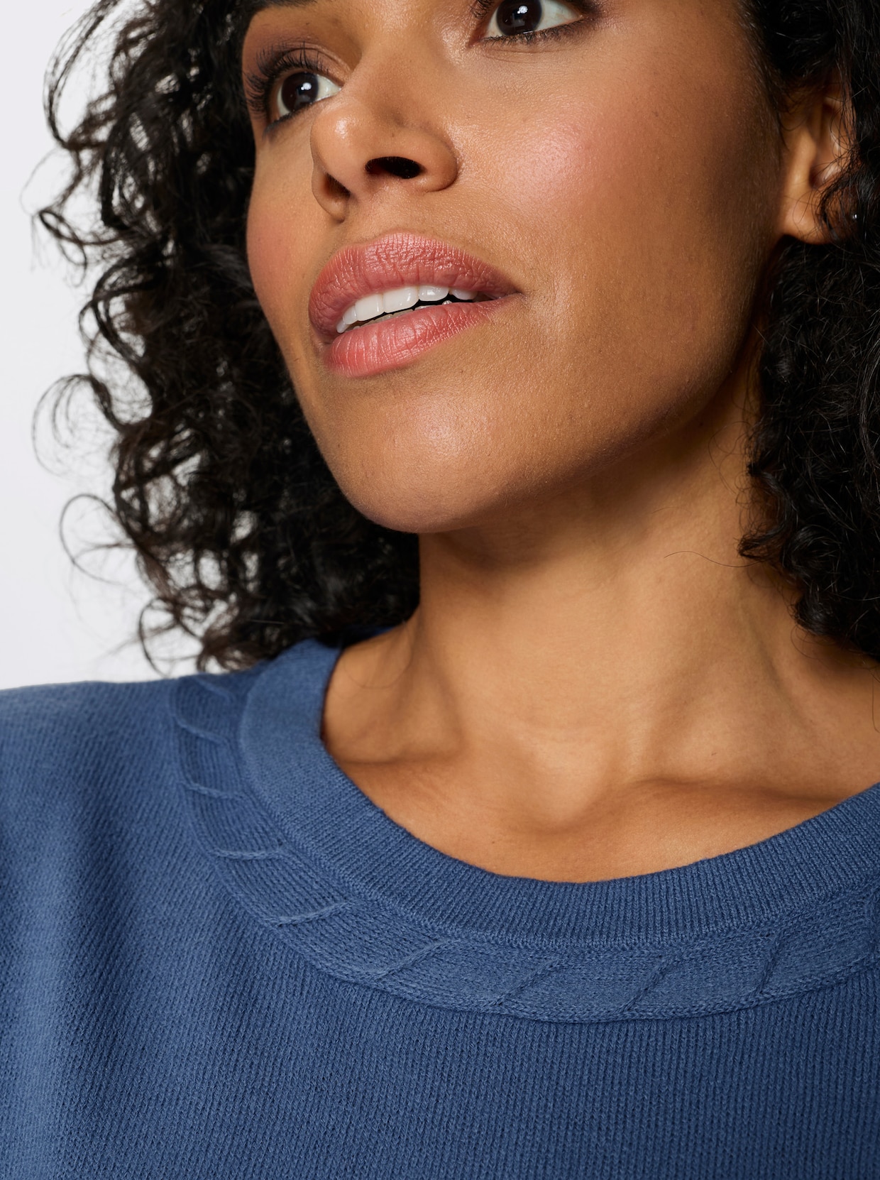 Langarm-Pullover mit Zopfmuster am Ausschnitt - jeansblau