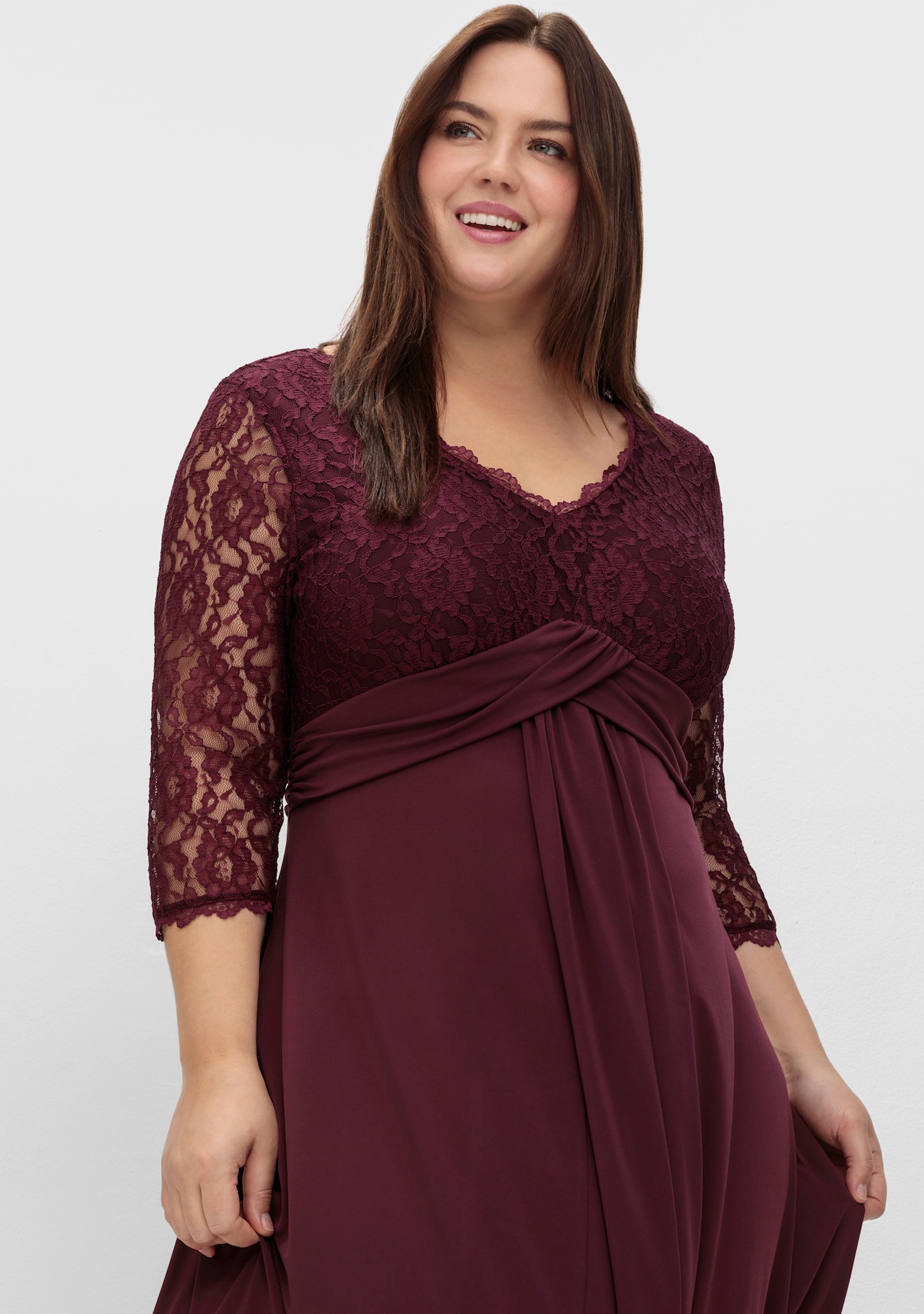 sheego Robe de soirée avec haut en dentelle florale - lie-de-vin