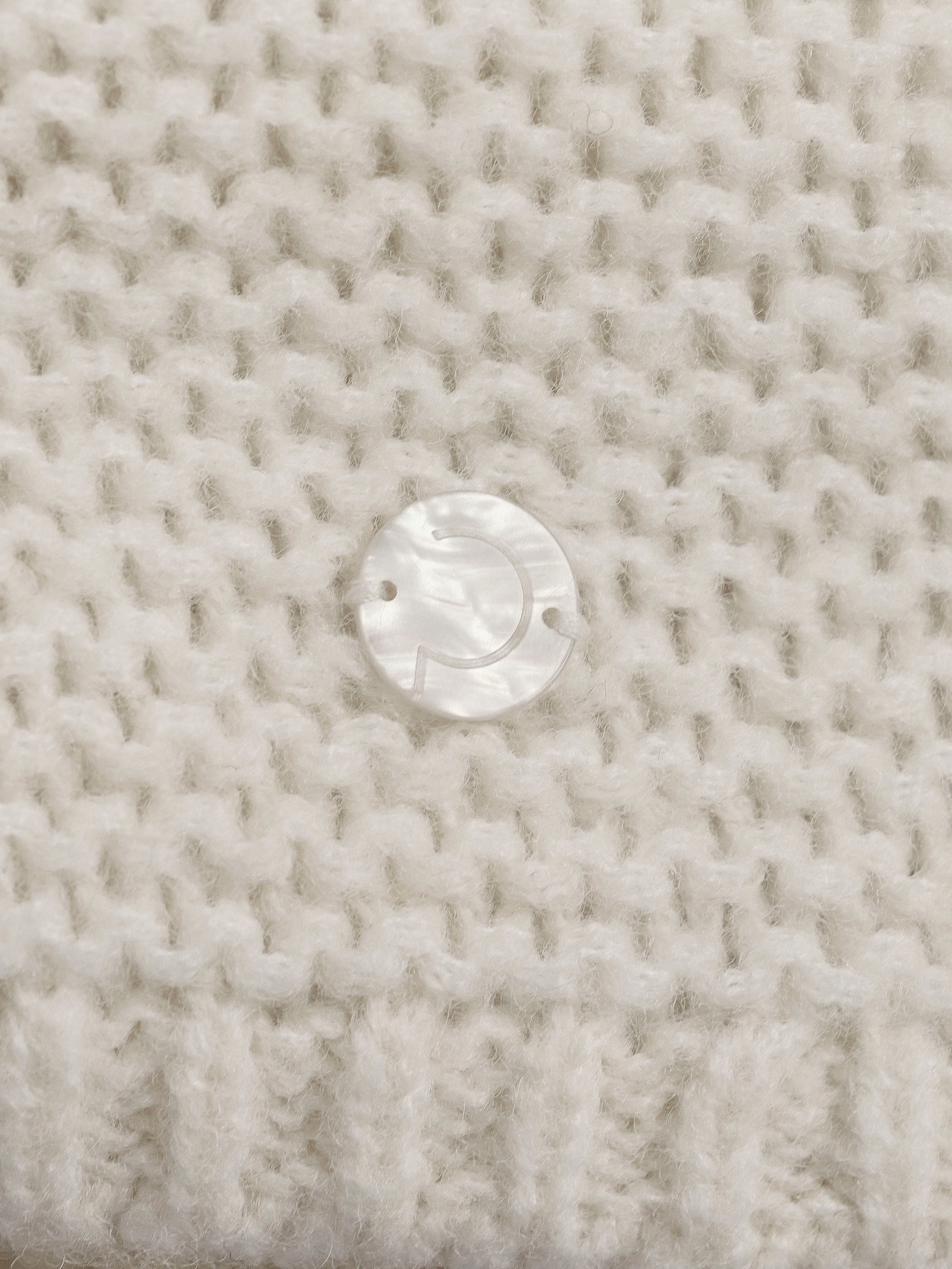 CREATION L PREMIUM Longstrickjacke mit Knöpfen in Horn-Optik - ecru