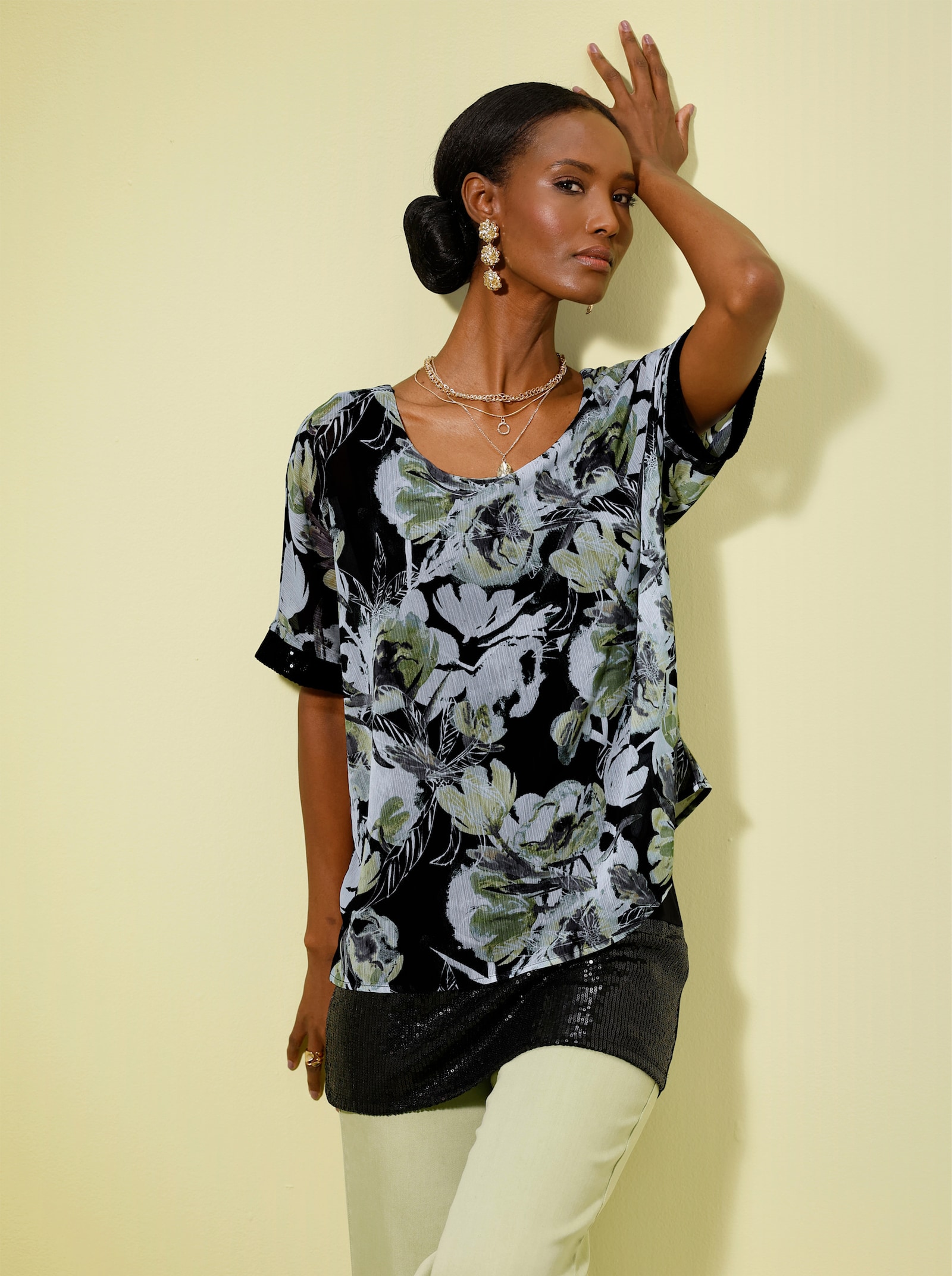 Kurzarmbluse mit schimmernden Pailletten - schwarz-lindgrün-bedruckt