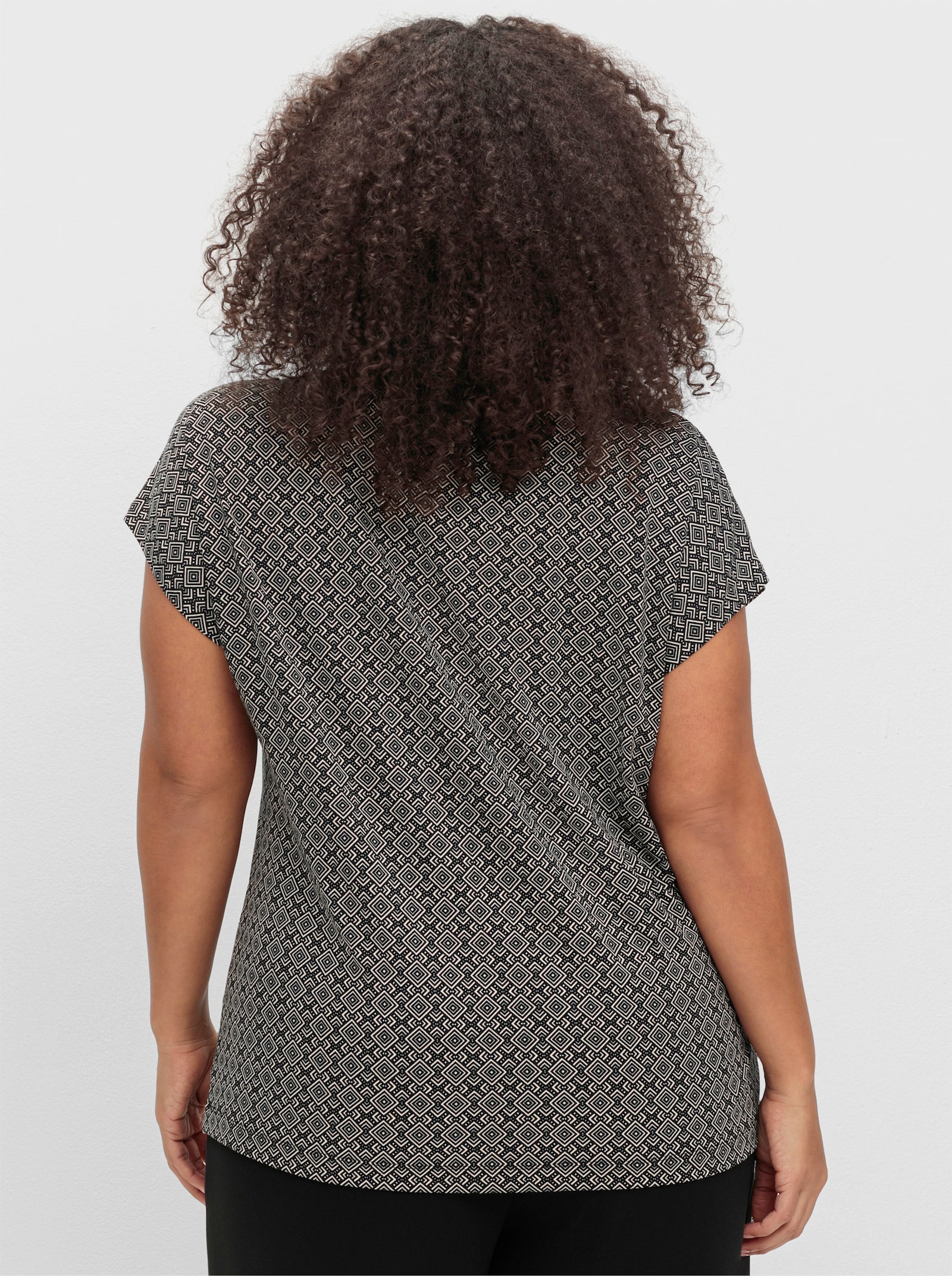 sheego Shirt met korte mouwen en grafische minimalistische print - zwart gedessineerd