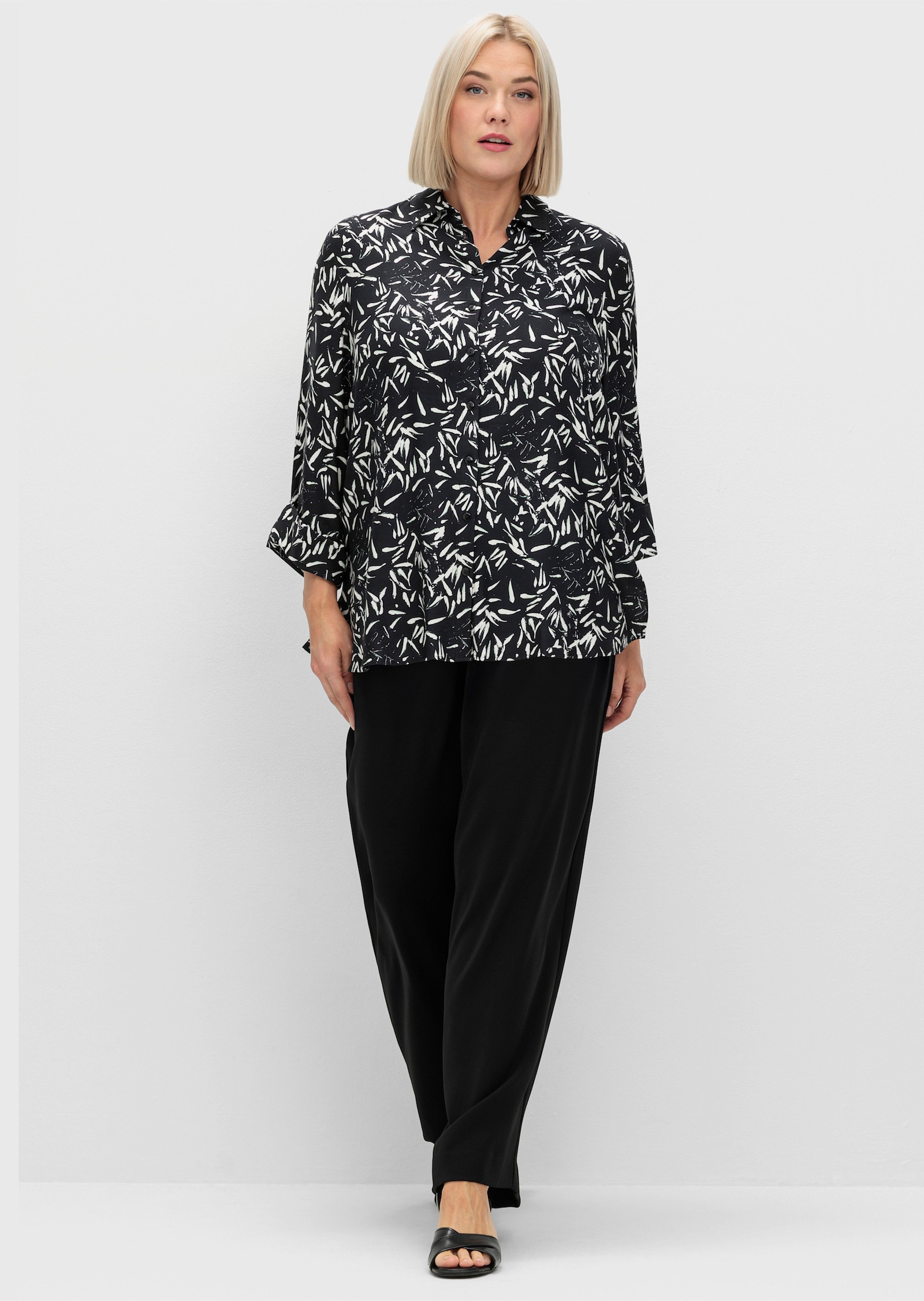 sheego Hemdbluse mit Blätterprint - schwarz-weiß gemustert