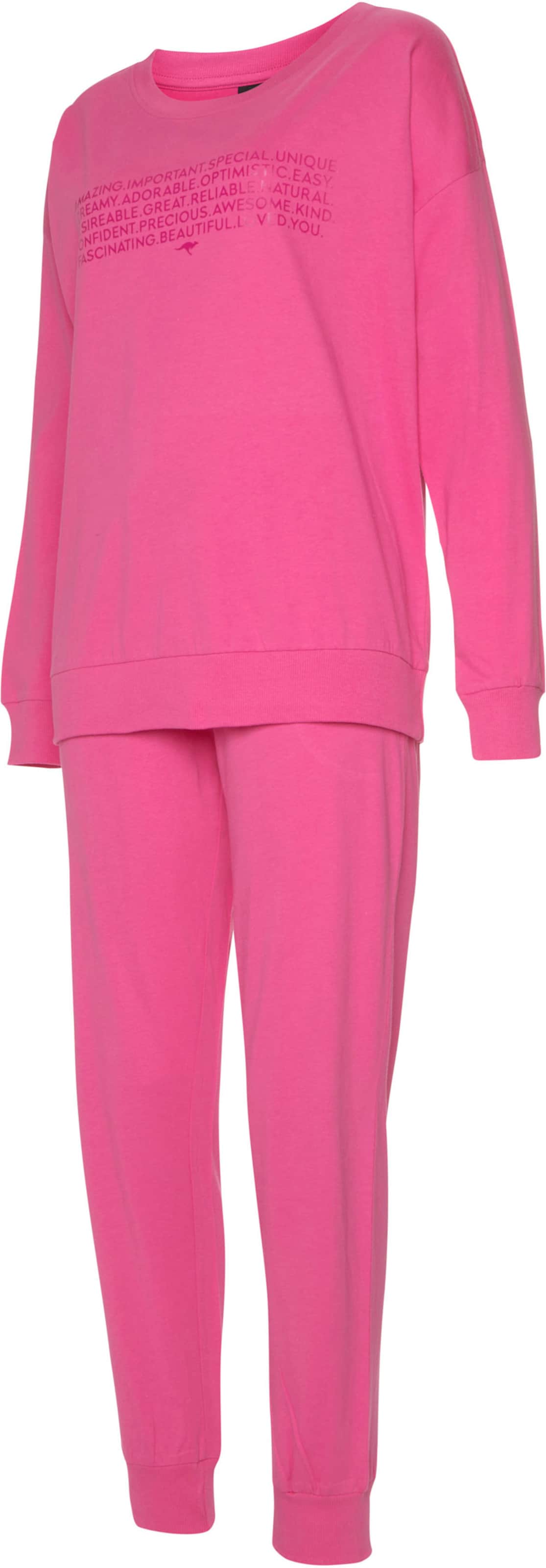 dchen Pink günstig Kaufen-Pyjama in pink von KangaROOS. Pyjama in pink von KangaROOS <![CDATA[Schlafanzug von KangaROOS. Unifarbenes Design. Langarmshirt mit großem Wording-Print vorn. Rundhalsausschnitt und Raglanärmel. Lange Hose mit elastischem Tunnelzugbund und Bündchen an 