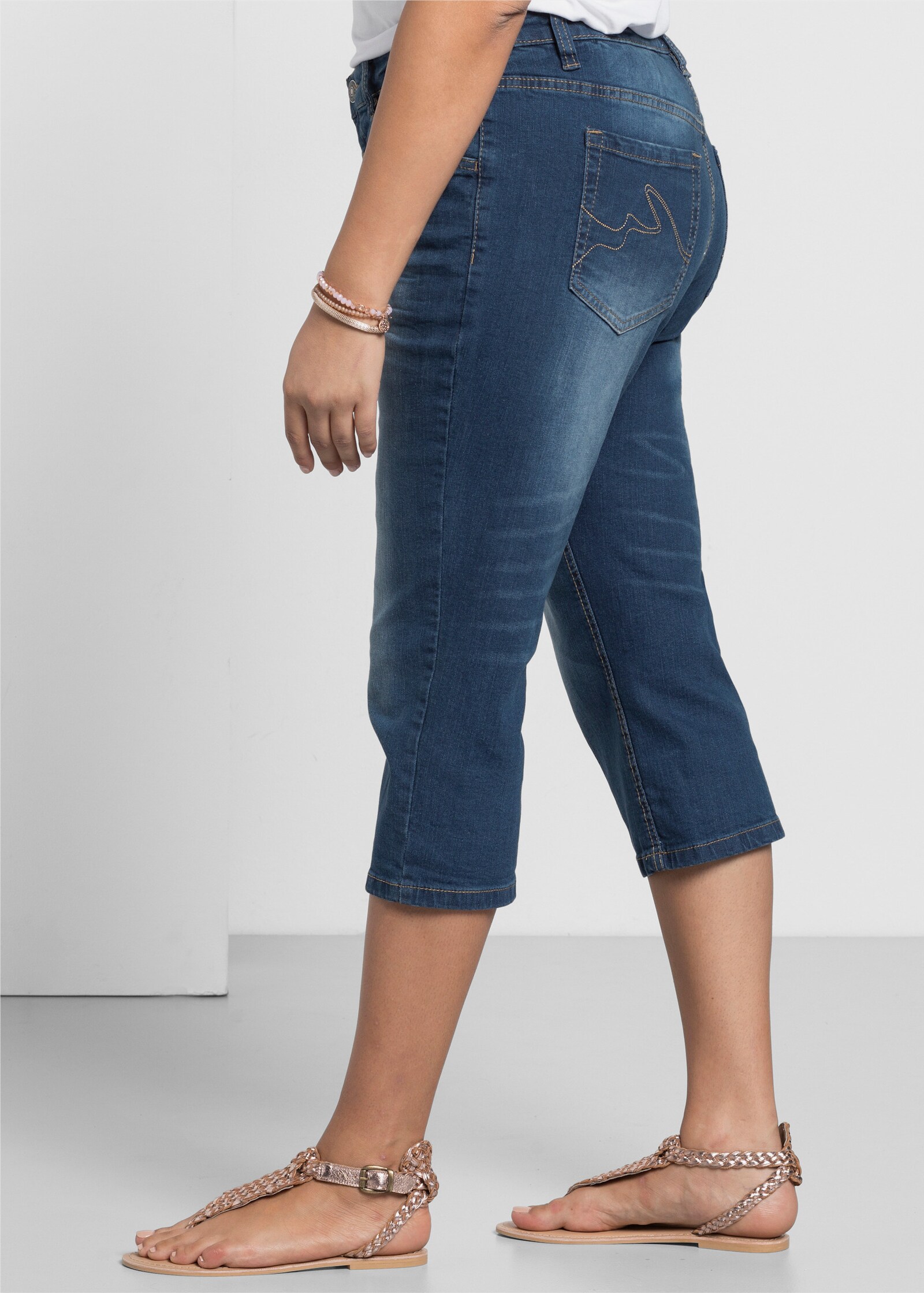 sheego Caprijeans mit Used-Effekten - blue denim