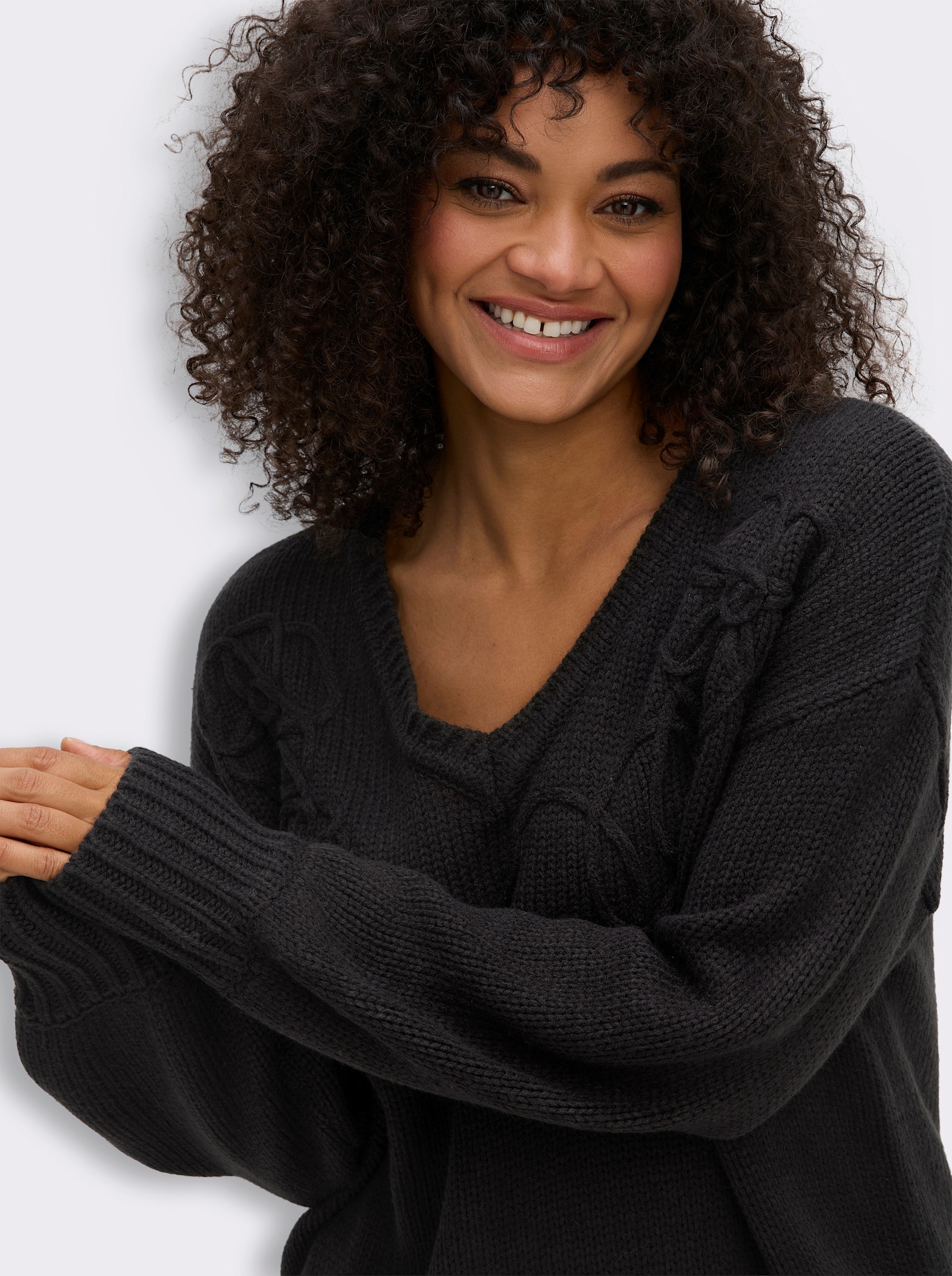 sheego V-Ausschnitt-Pullover mit Blumen-Kordelstickereien - schwarz
