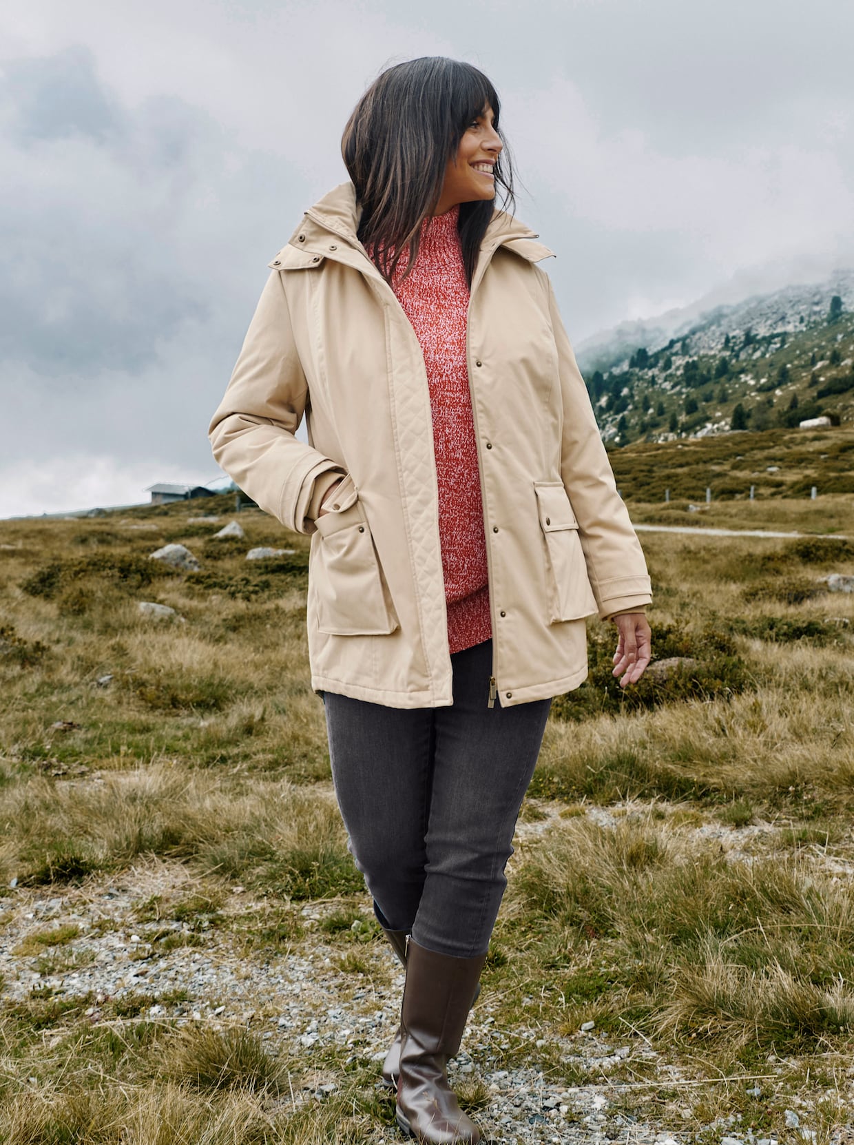 sheego Jeans in 5-Pocket-Form und leichter Waschung - black denim