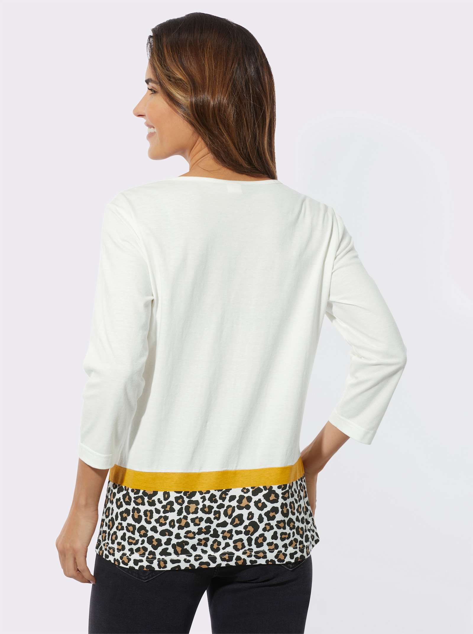 Rundhalsshirt mit Leo-Bordüre - ecru-ocker-bedruckt