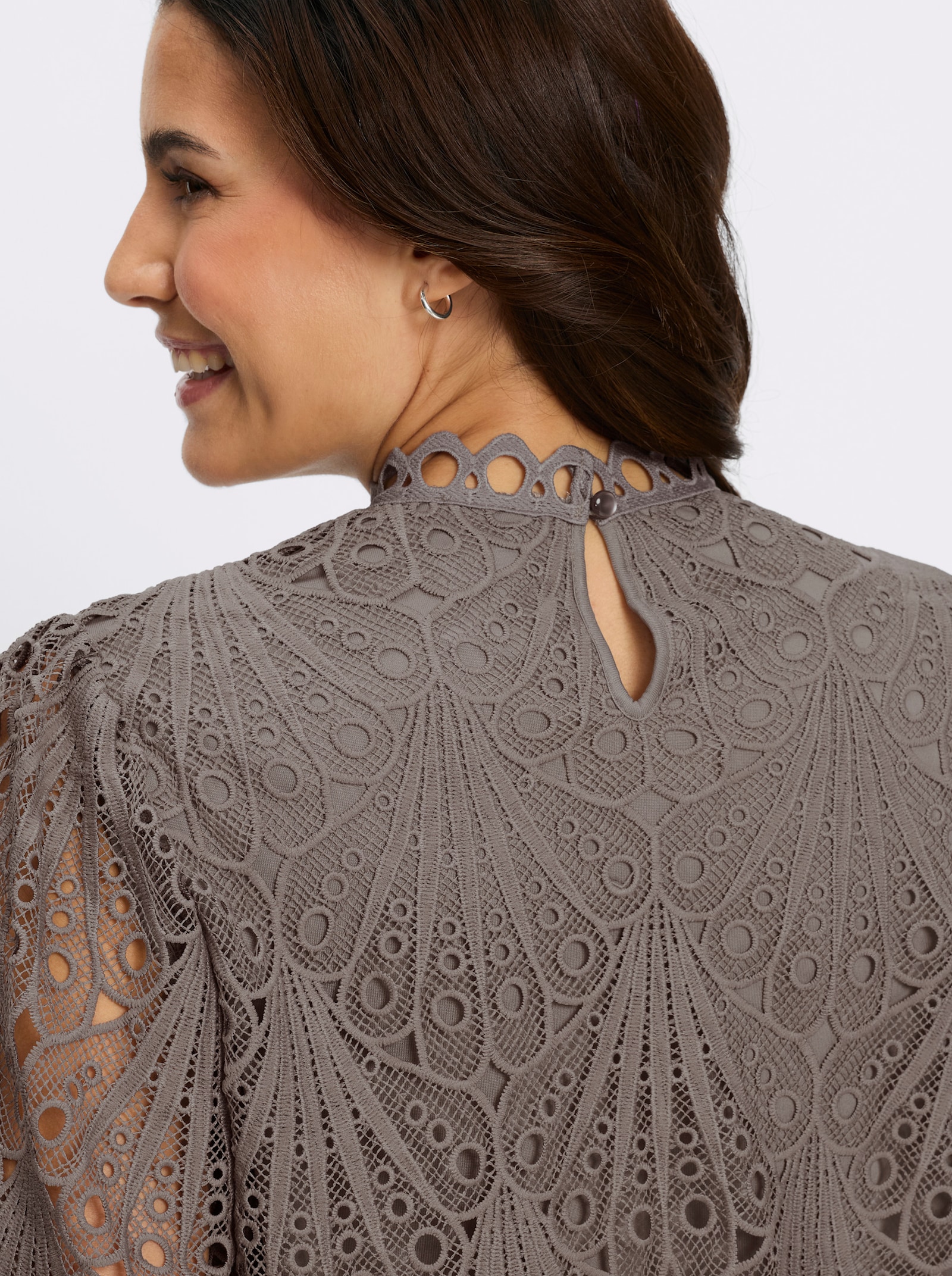 Spitzenbluse mit Schlingenverschluss hinten - taupe