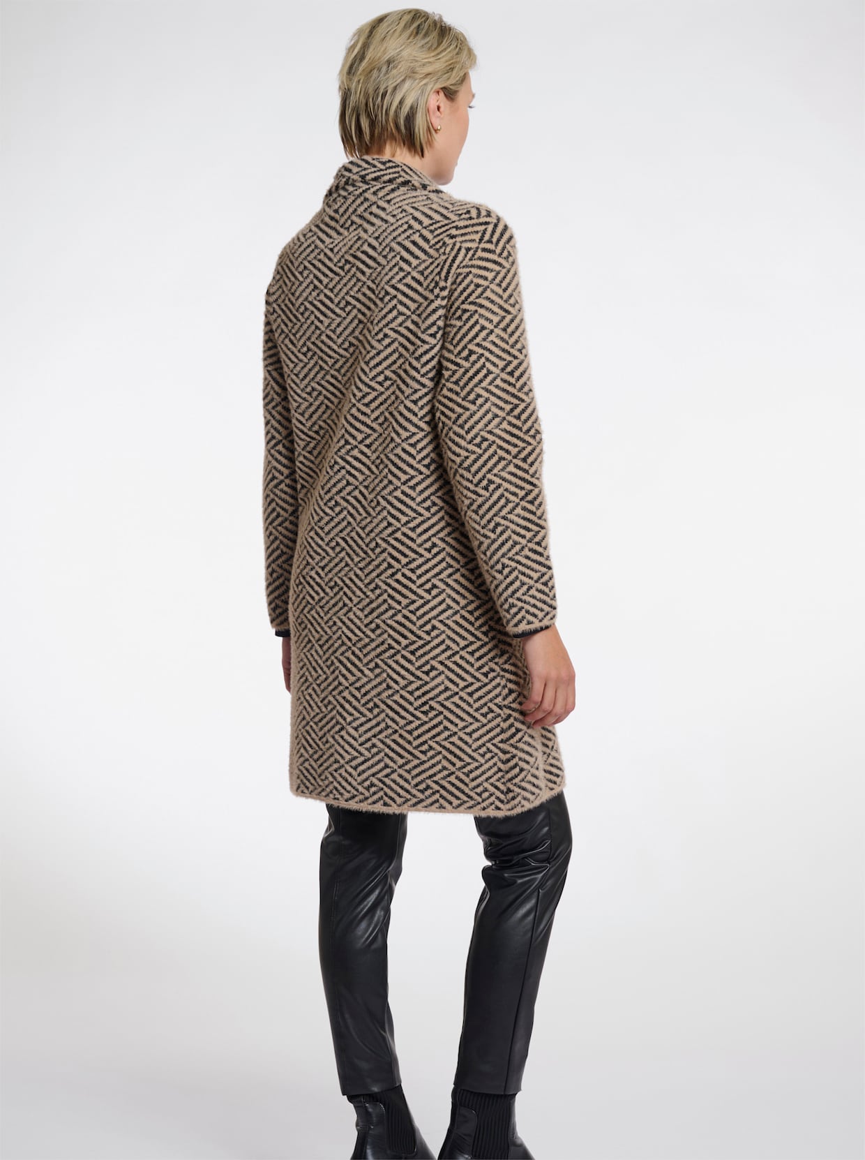 Strickmantel - sand-schwarz-gemustert