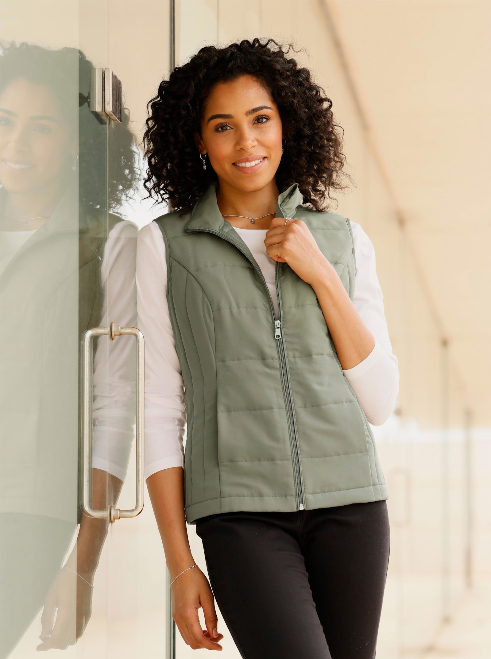 Preš. vesta, všité vrecká - kaki