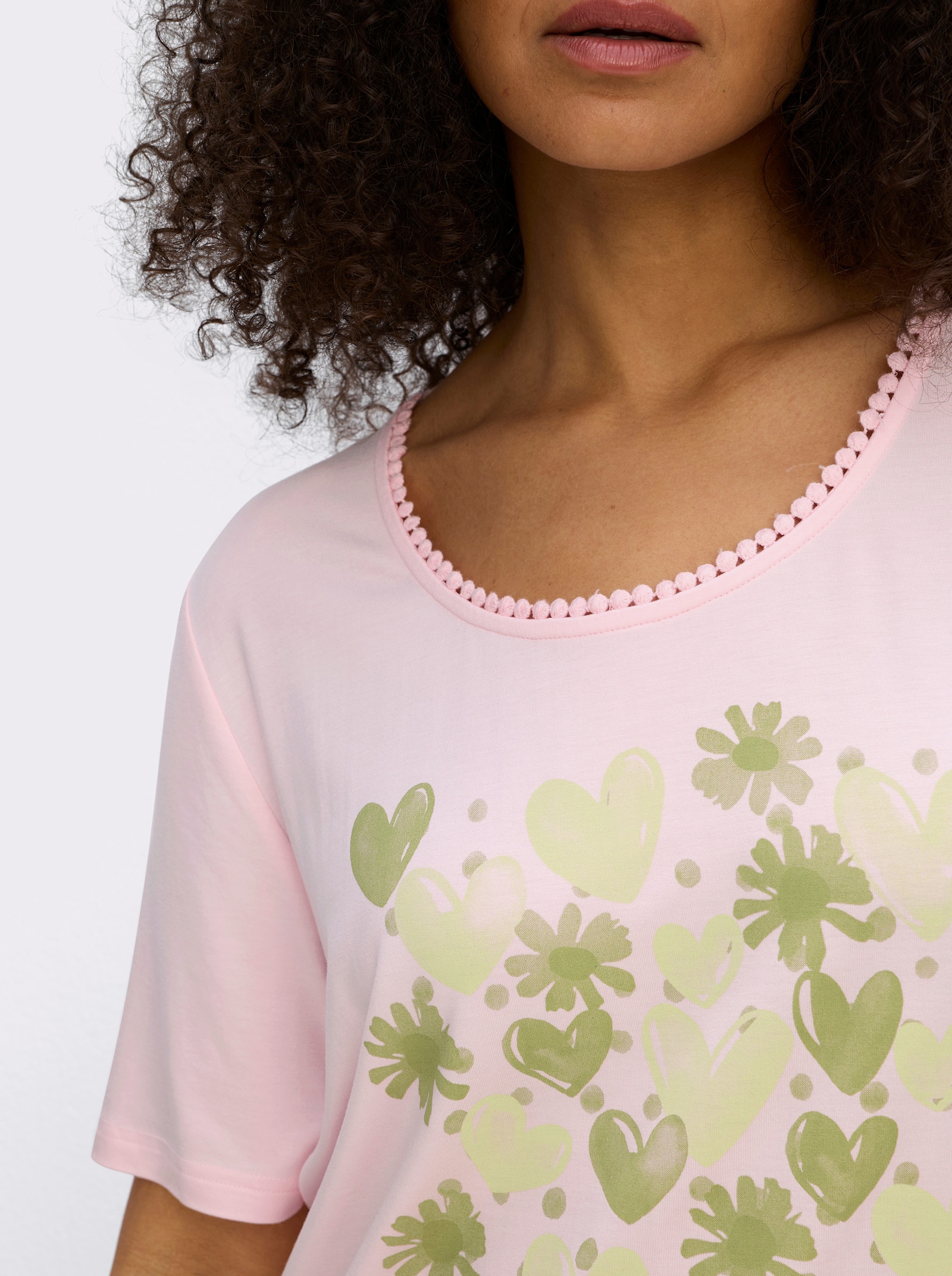 sheego Rundhalsshirt mit Zierband und Frontdruck - hellrosé-pistazie