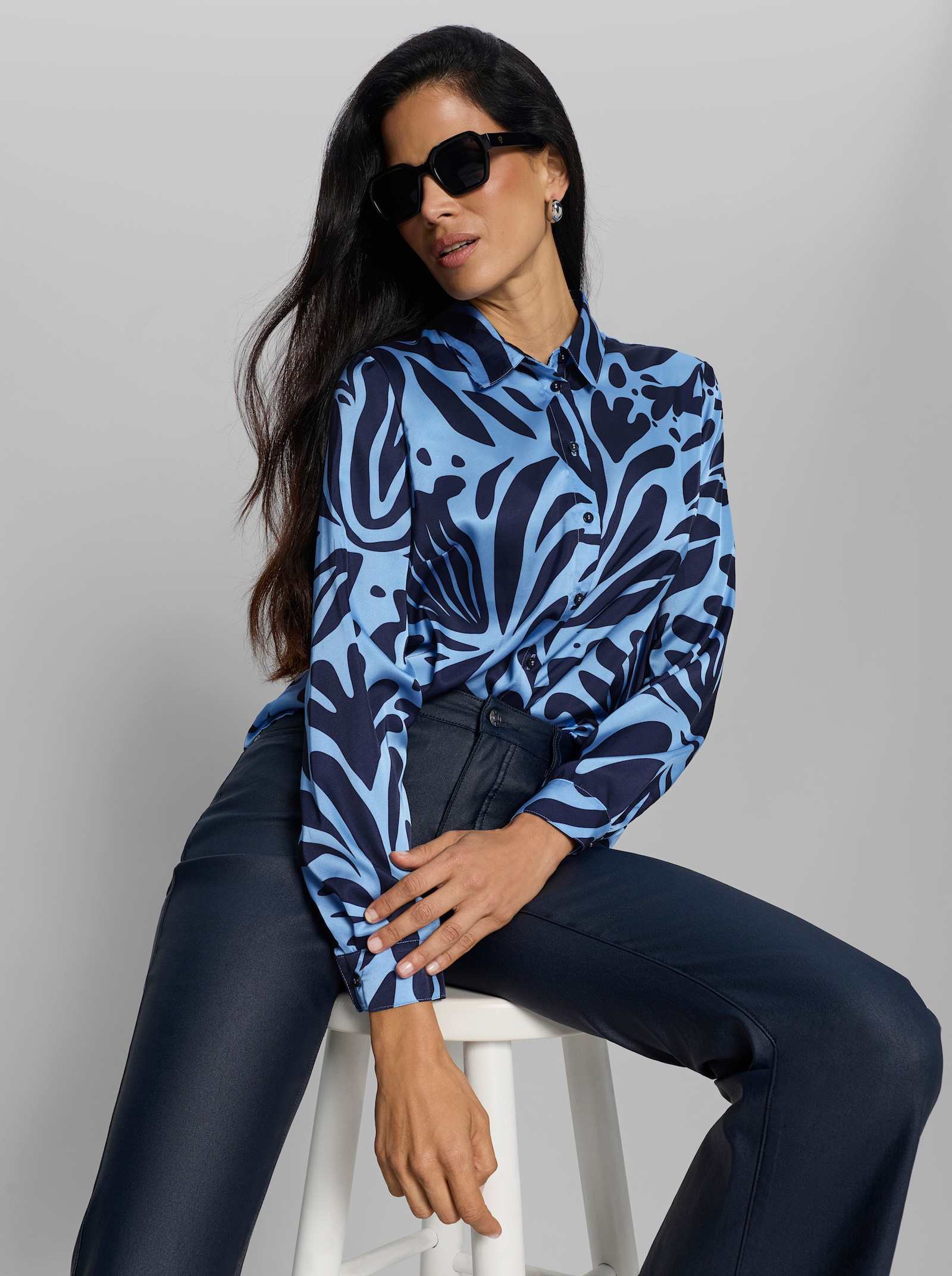 heine Satinbluse im attraktiven Druckmuster - himmelblau-marine-bedruckt