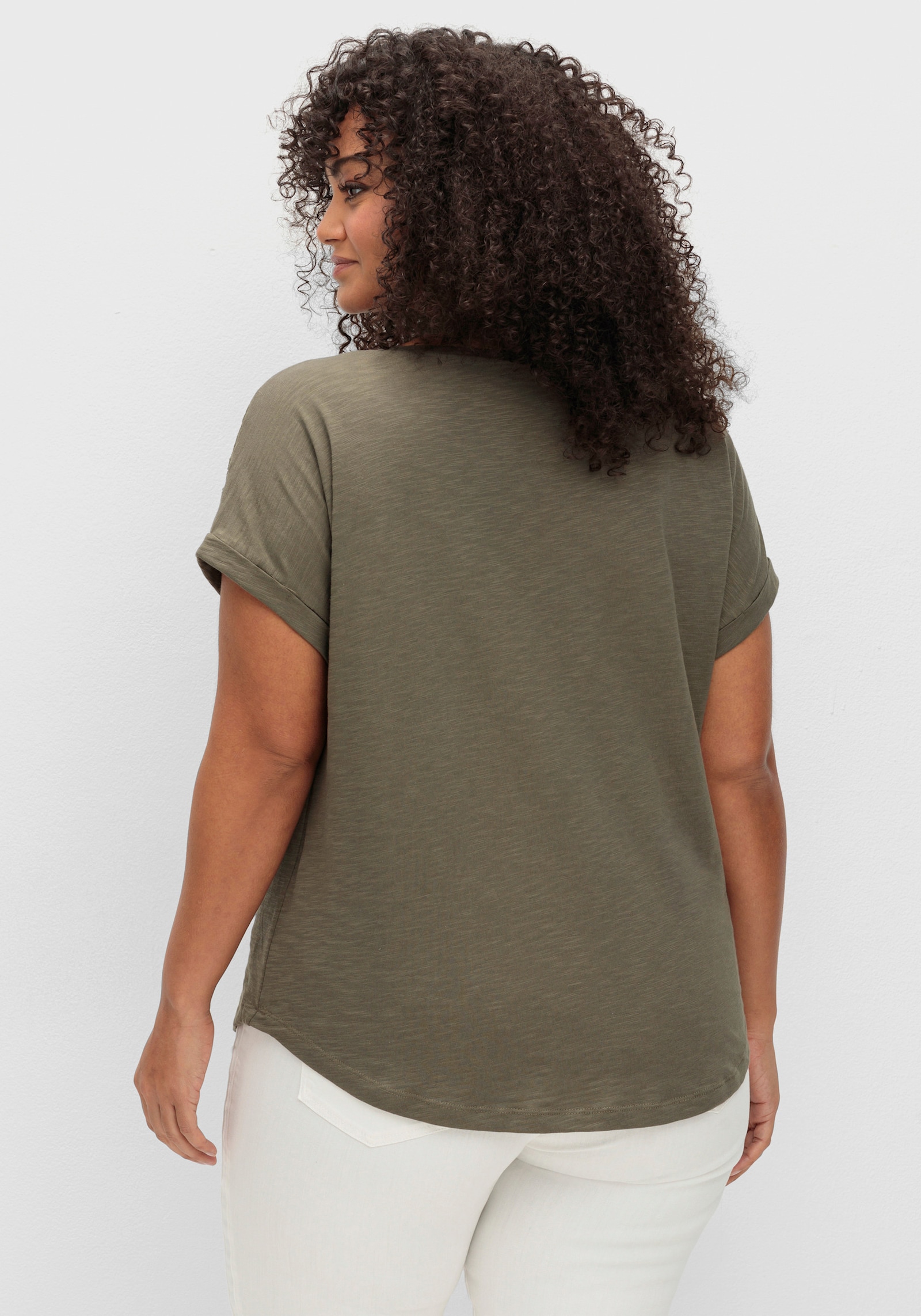 V-Shirt mit Spitzen-Besatz - oliv