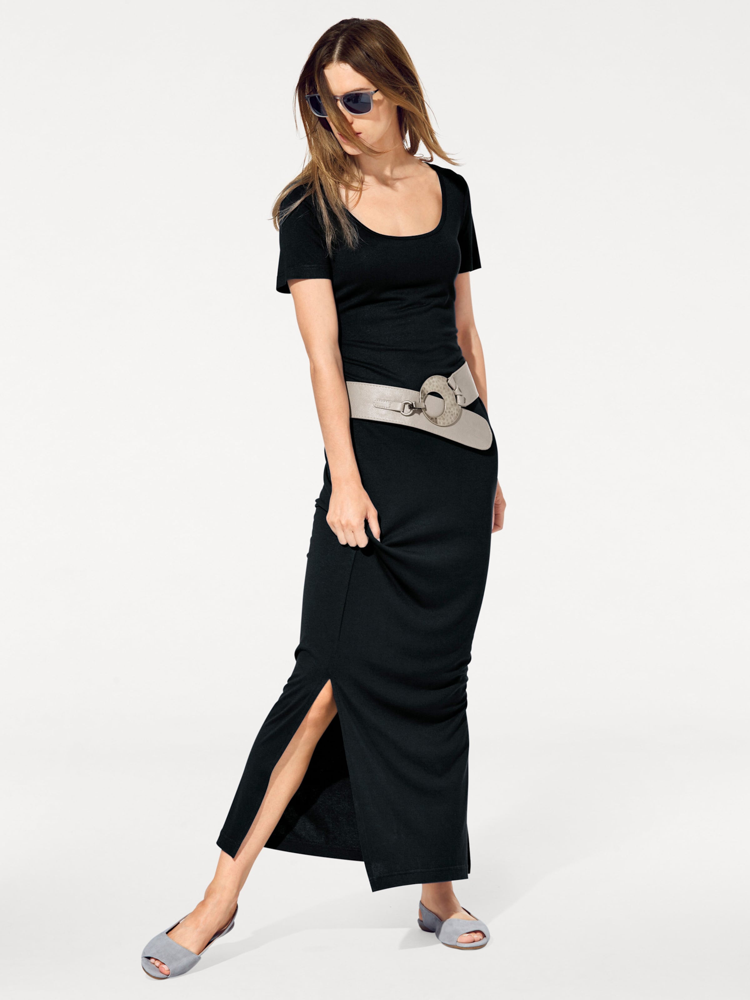 Schwarz Kleid günstig Kaufen-Jersey-Kleid in schwarz von heine. Jersey-Kleid in schwarz von heine <![CDATA[Jersey-Kleid In figurbetonter Longform mit hohen Seitenschlitzen, Rundhalsausschnitt und Kurzarm. Angenehme, pflegeleichte Qualität.]]>. 