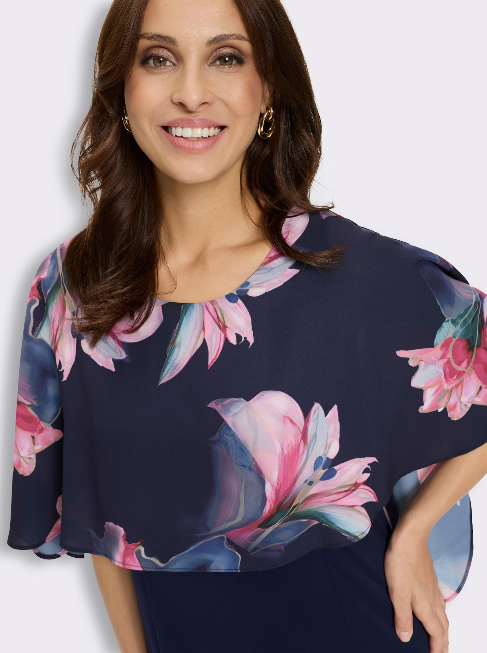 Cocktailkleid mit Cape in Chiffon-Qualität - marine-bordeaux-bedruckt