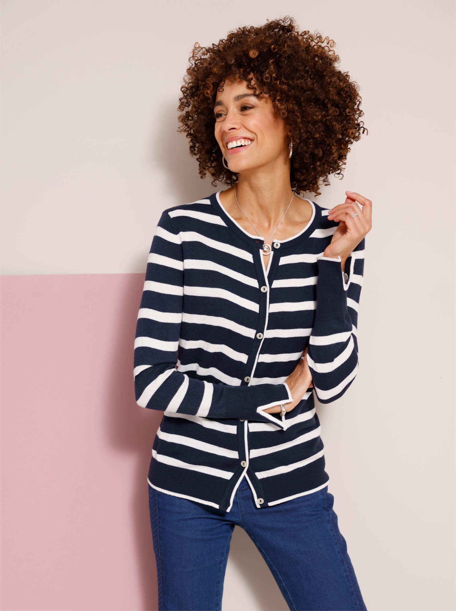 Strickjacke mit Schlitzen an den den Ärmeln - marine-ecru-geringelt